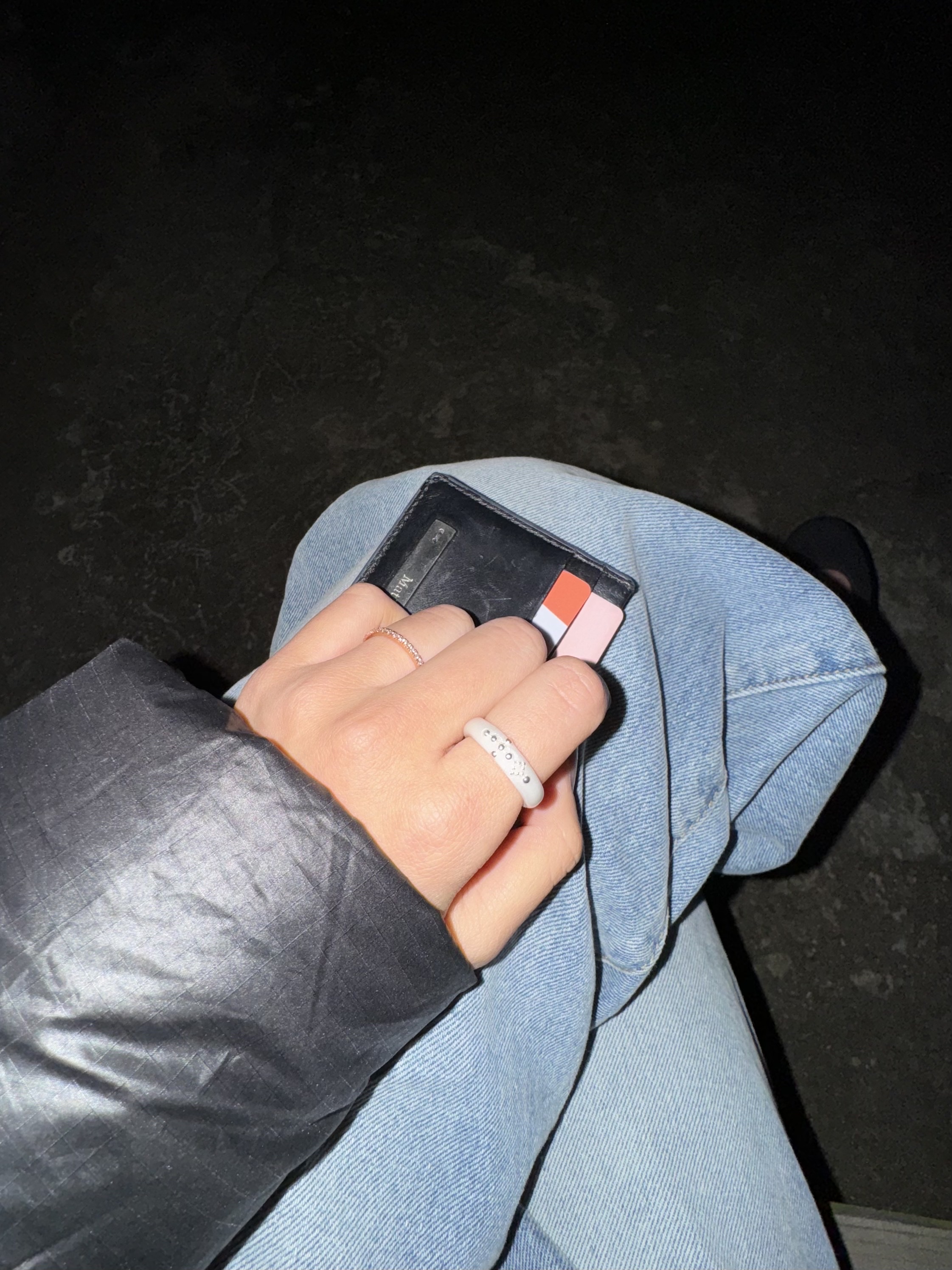 Nff Holy Dots Ring White, Matin Kim Vintage Card Wallet Black 착용 스타일 - 2
