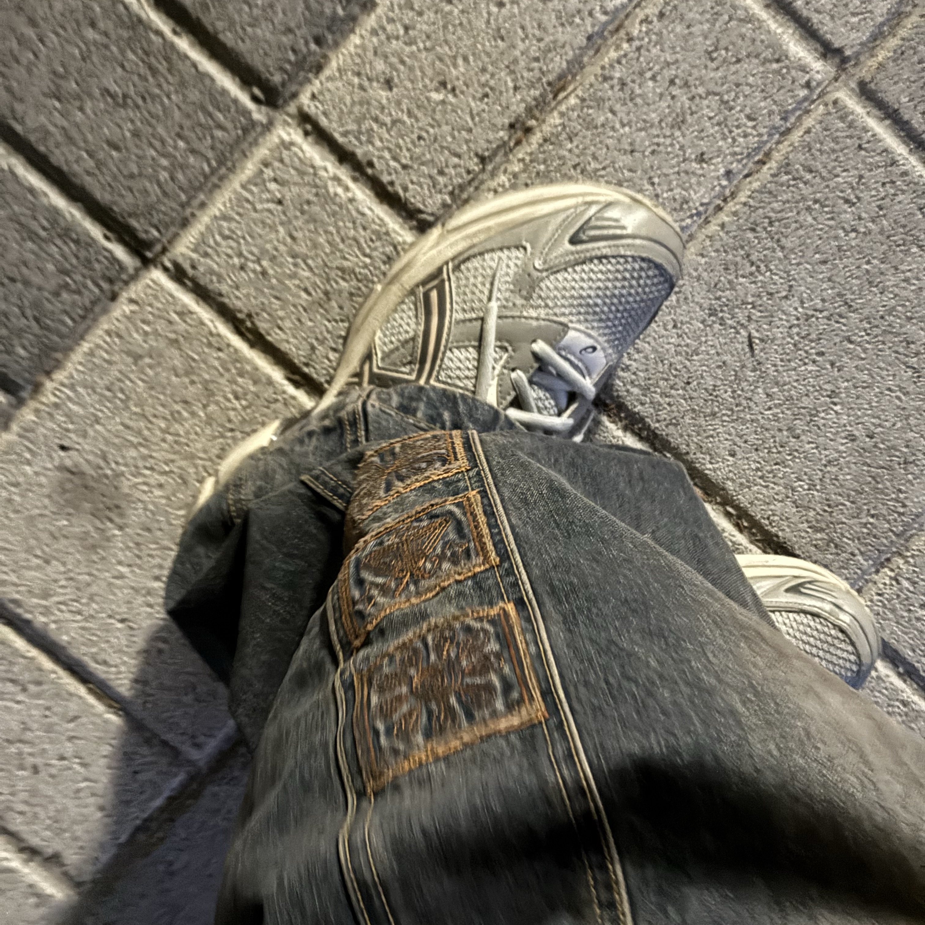 Karactor Vintage Emblem Denim Pants Muddy Blue 착용 스타일
