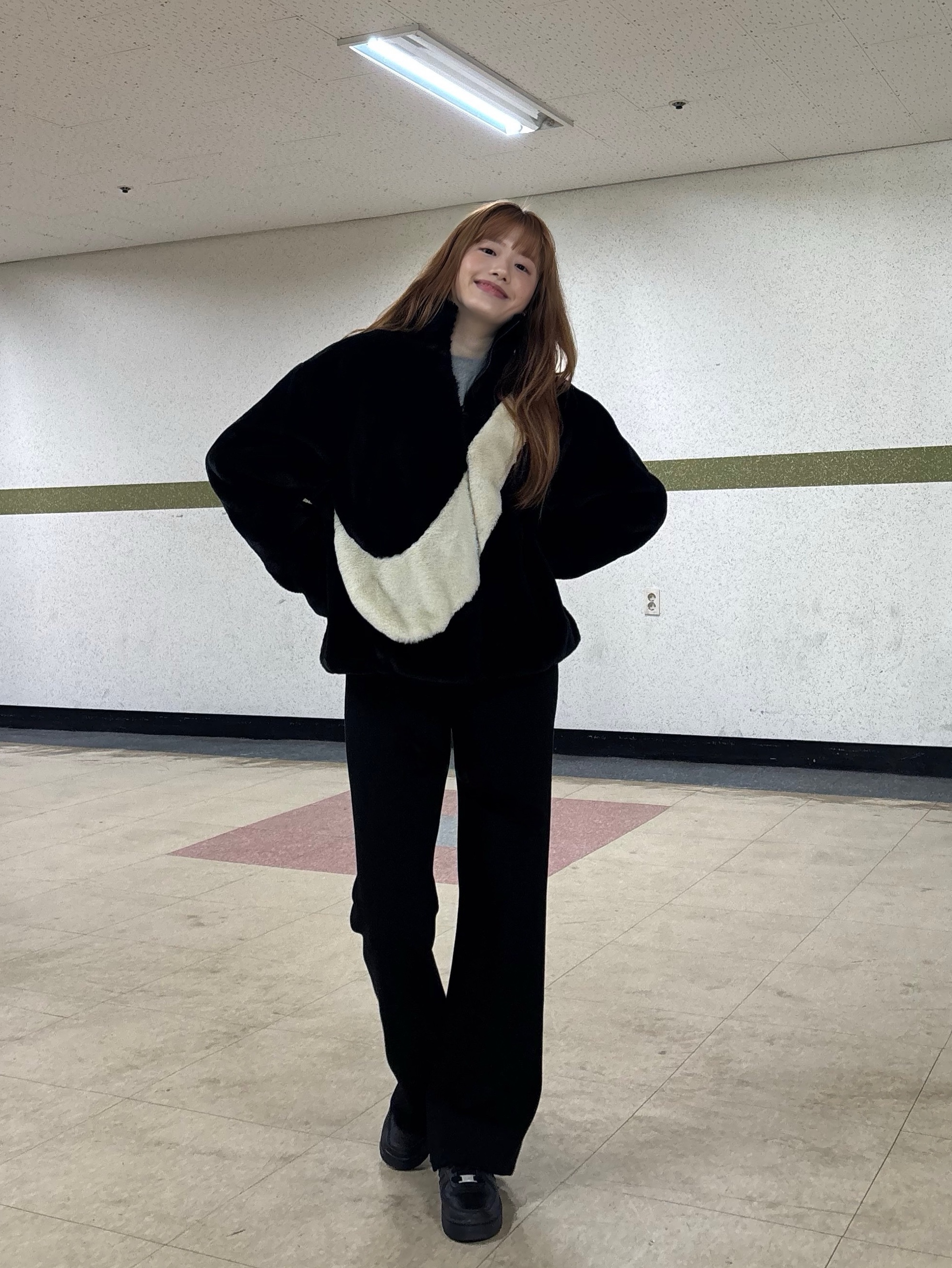 (W) Nike NSW Faux Fur Jacket Black - Asia, Nike Air Force 1 '07 Low Triple Black 착용 스타일 - 2