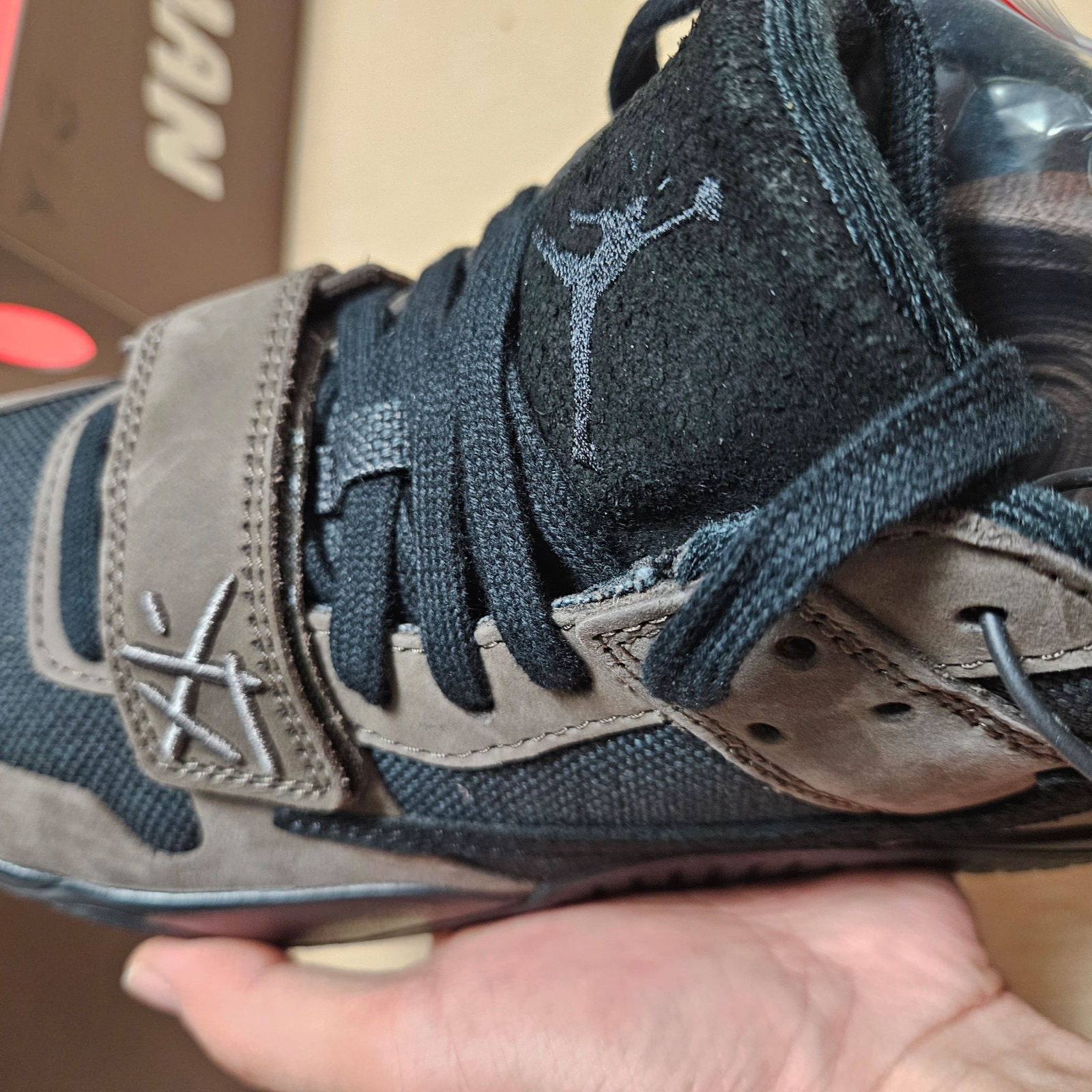 Jordan x Travis Scott Jumpman Jack TR Black and Dark Mocha 착용 스타일 - 1