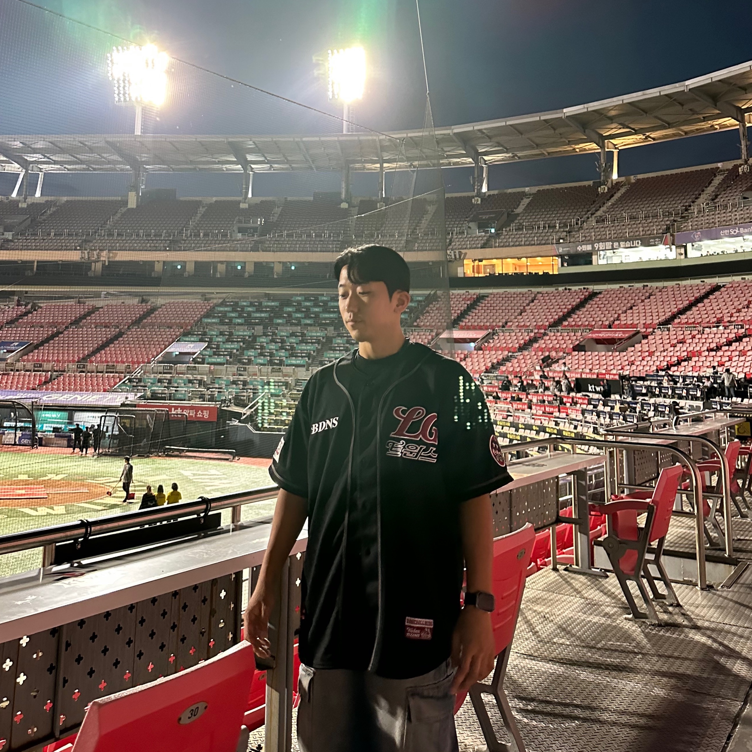 BDNS x LG TWINS Classic Logo Baseball Jersey Black (Non Marking Ver.), BDNS x LG TWINS Dugout Jacket Navy 착용 스타일 - 1
