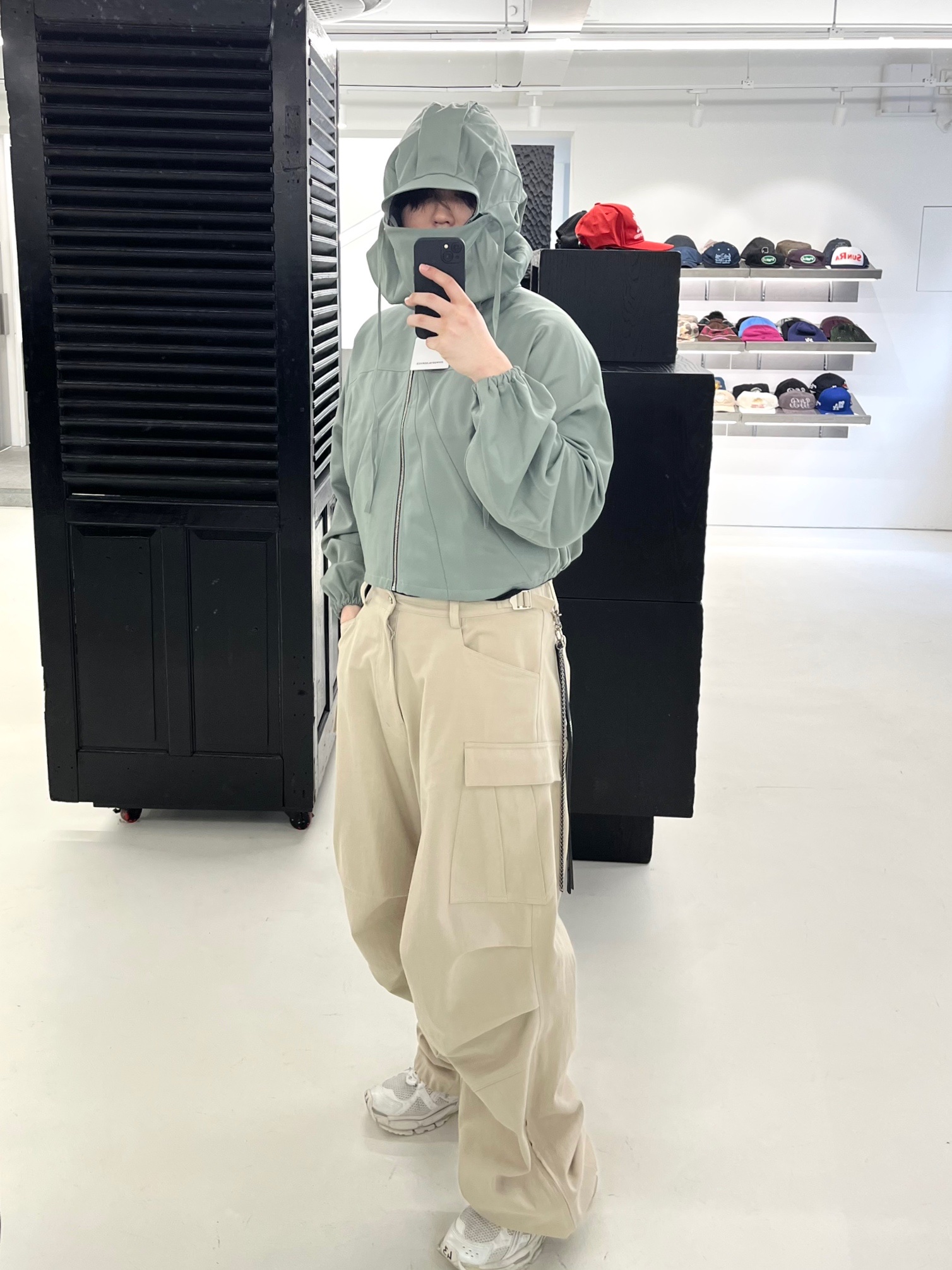 Balenciaga Runner Sneakers White, Nonnod Side Zip Cargo Pants Beige 착용 스타일