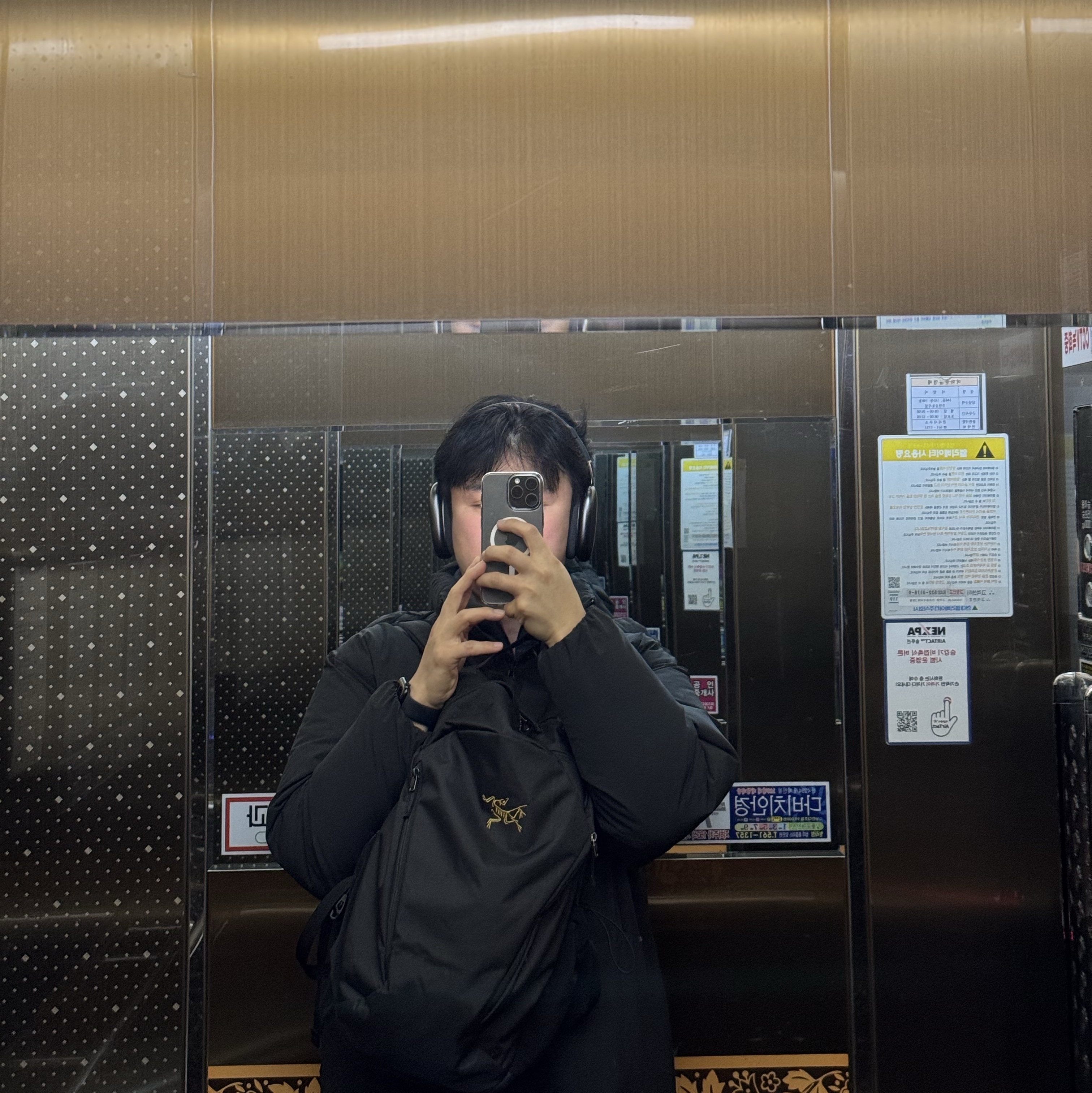 Arc'teryx Mantis 26 Backpack Black, Apple AirPods Max Lightning Space Gray (Korean Ver.) 착용 스타일
