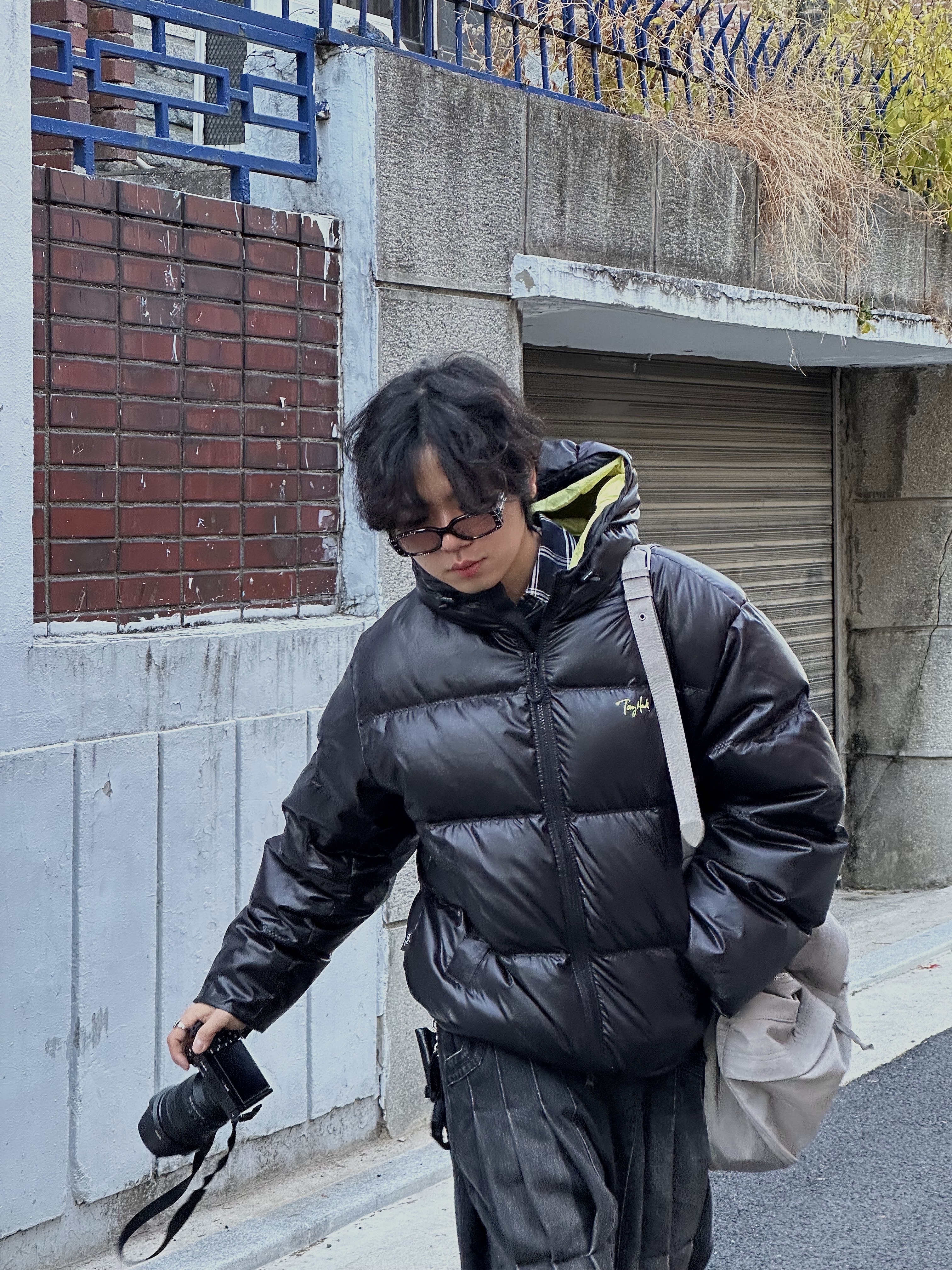 TONY HAWK Balboa Ripstop Hooded Down Short Puffer Black, Balenciaga Stapler Sneaker Beige Grey 착용 스타일 - 5
