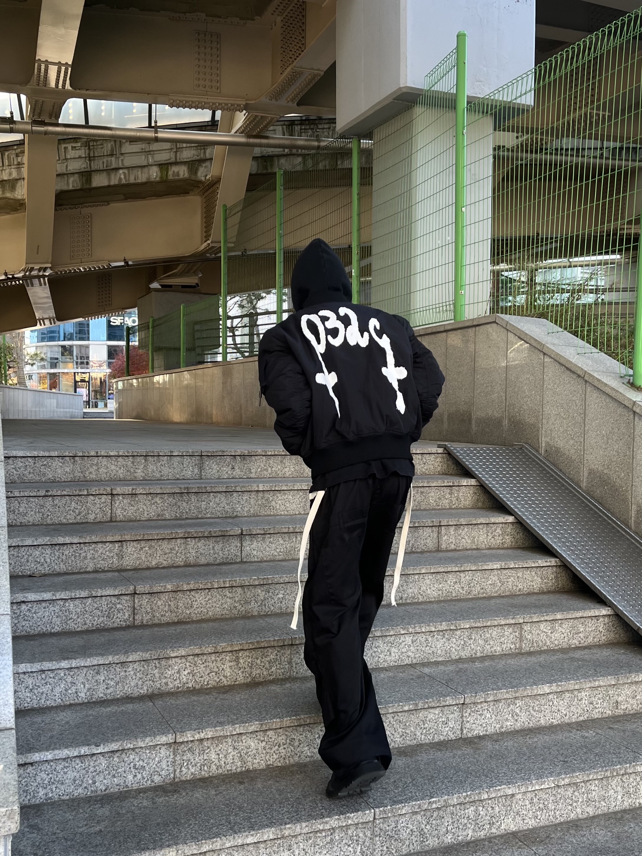 032c Mayhem Bomber Jacket Black 착용 스타일 - 1