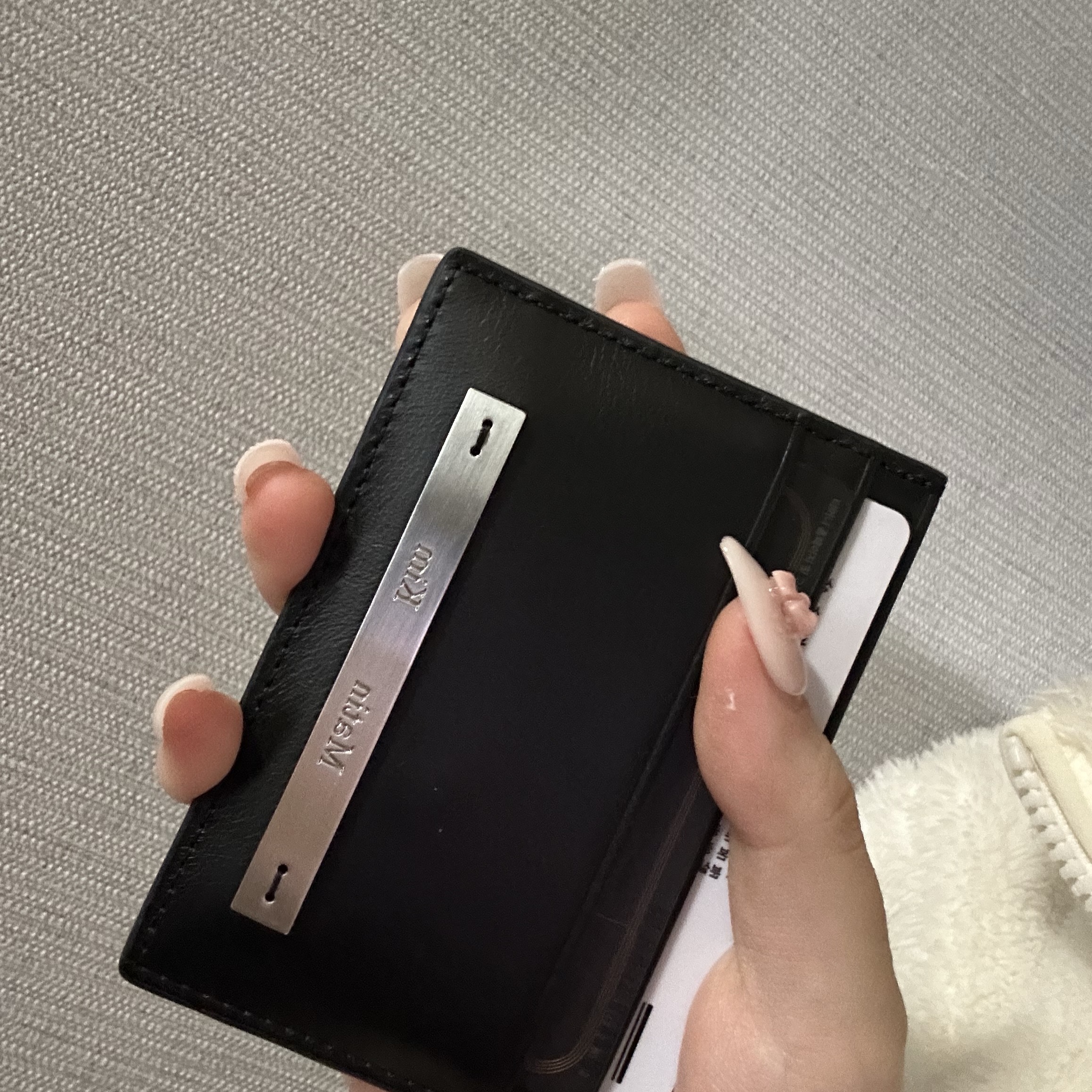 Matin Kim Vintage Card Wallet Black 착용 스타일