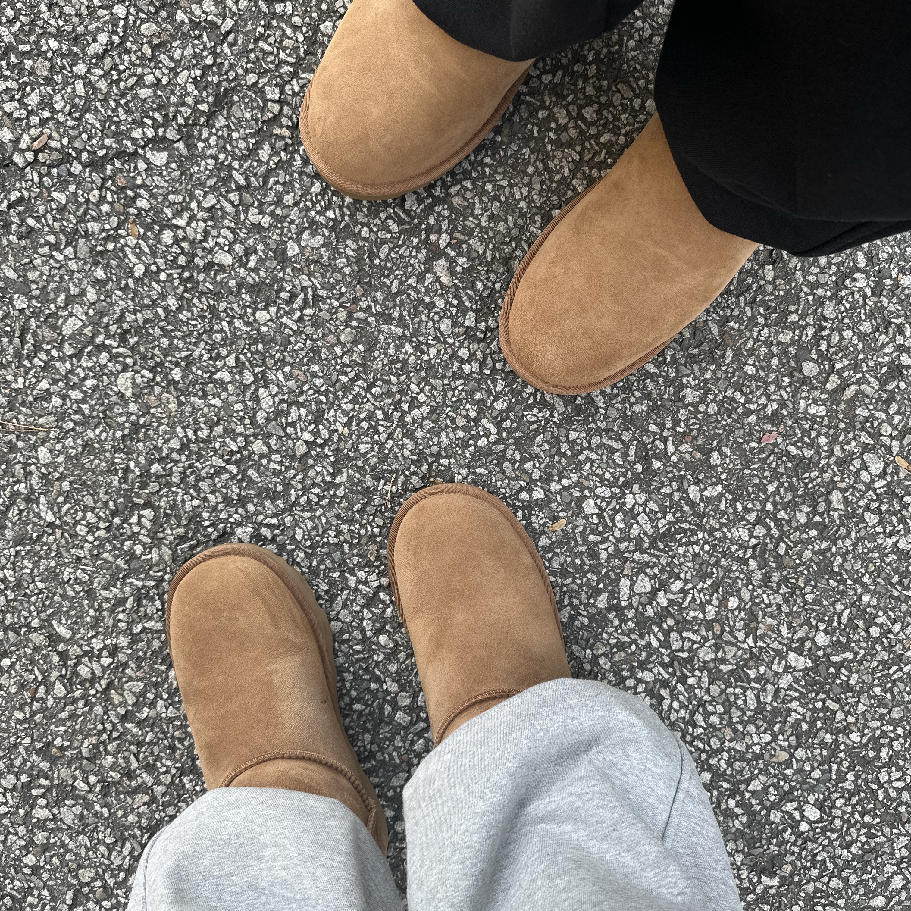 UGG Classic Ultra Mini Chestnut 착용 스타일
