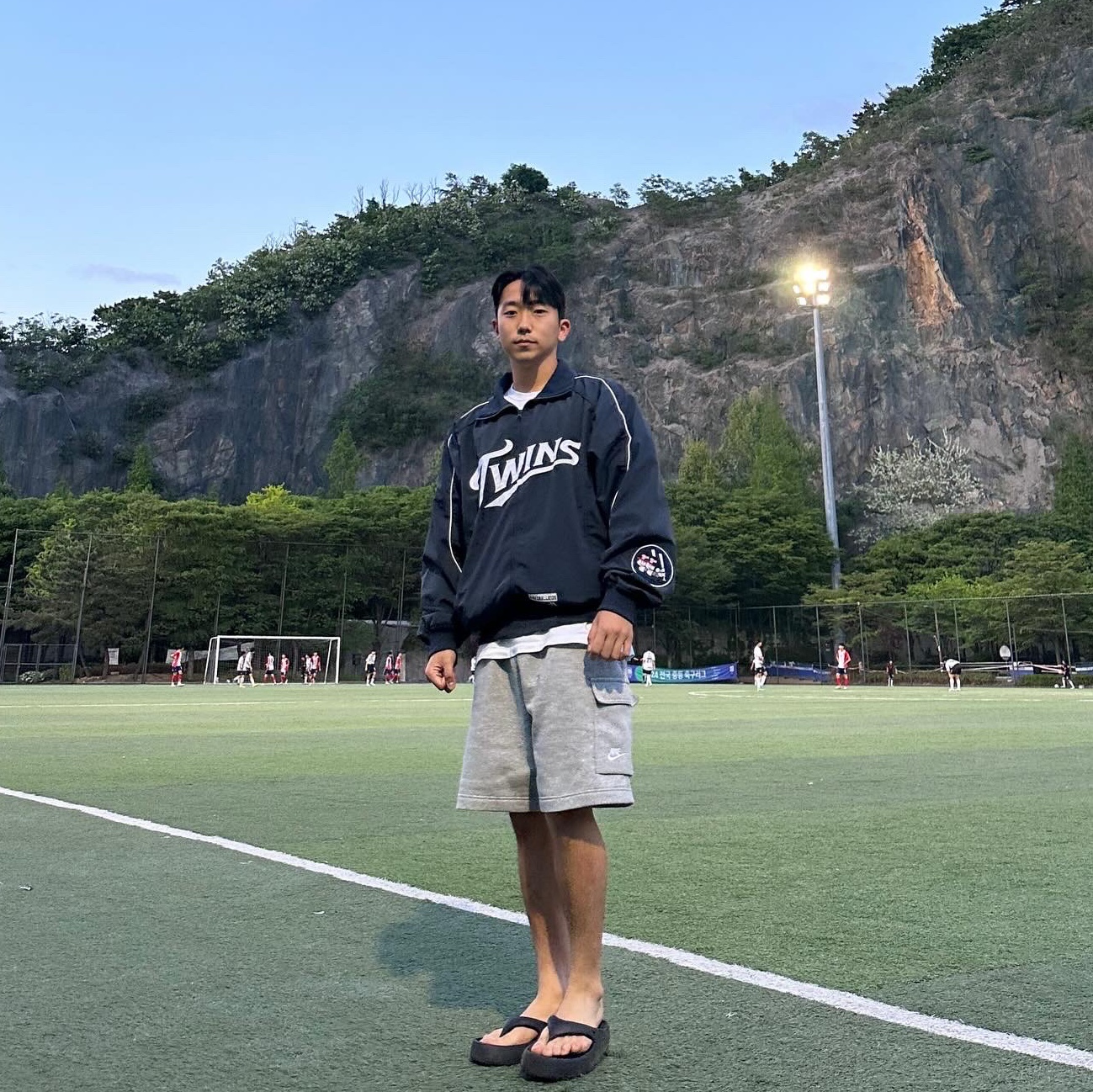 BDNS x LG TWINS Classic Logo Baseball Jersey Black (Non Marking Ver.), BDNS x LG TWINS Dugout Jacket Navy 착용 스타일 - 2