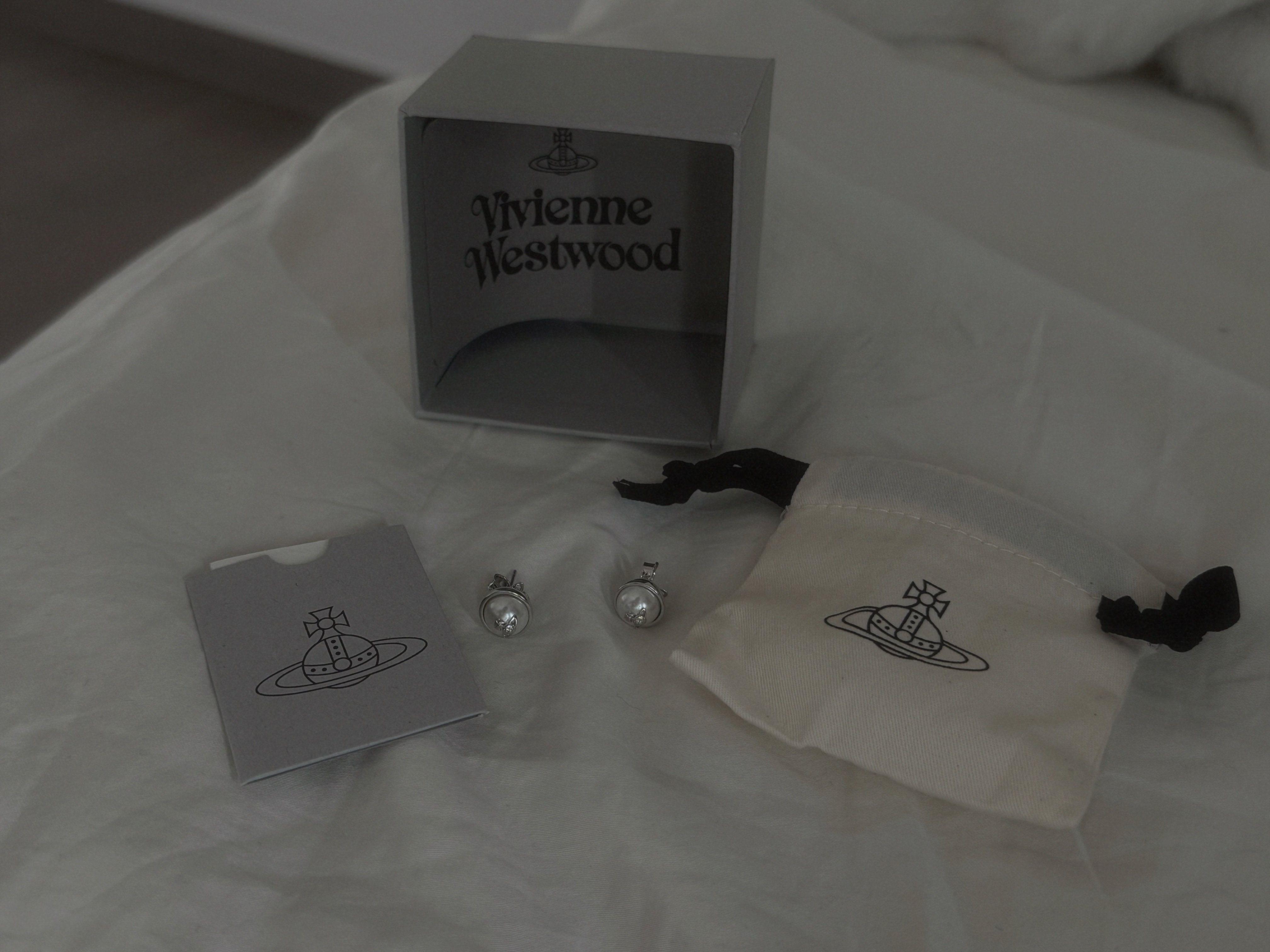 (W) Vivienne Westwood Olga Earrings Silver 착용 스타일