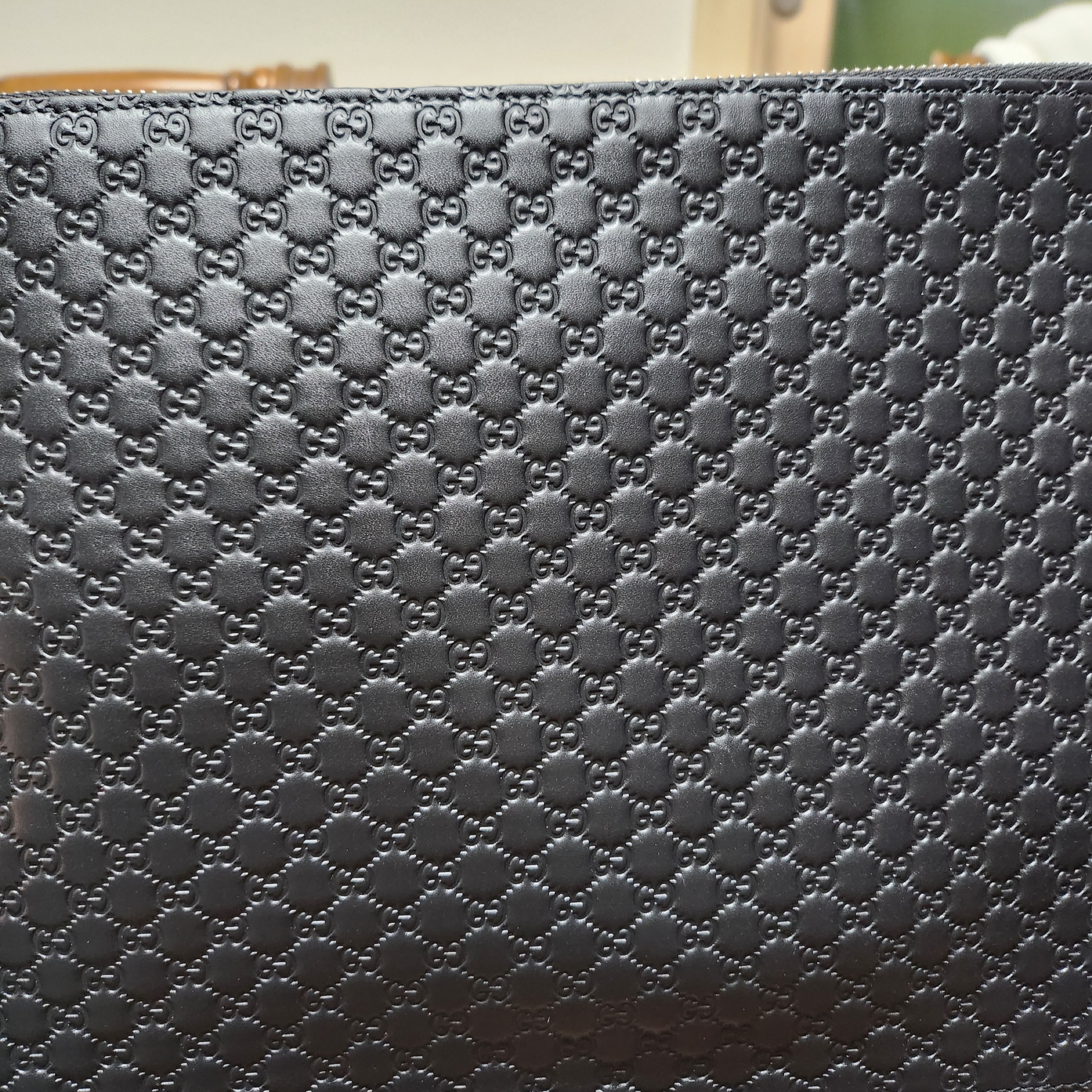 Gucci Micro Ssima Clutch Black 착용 스타일