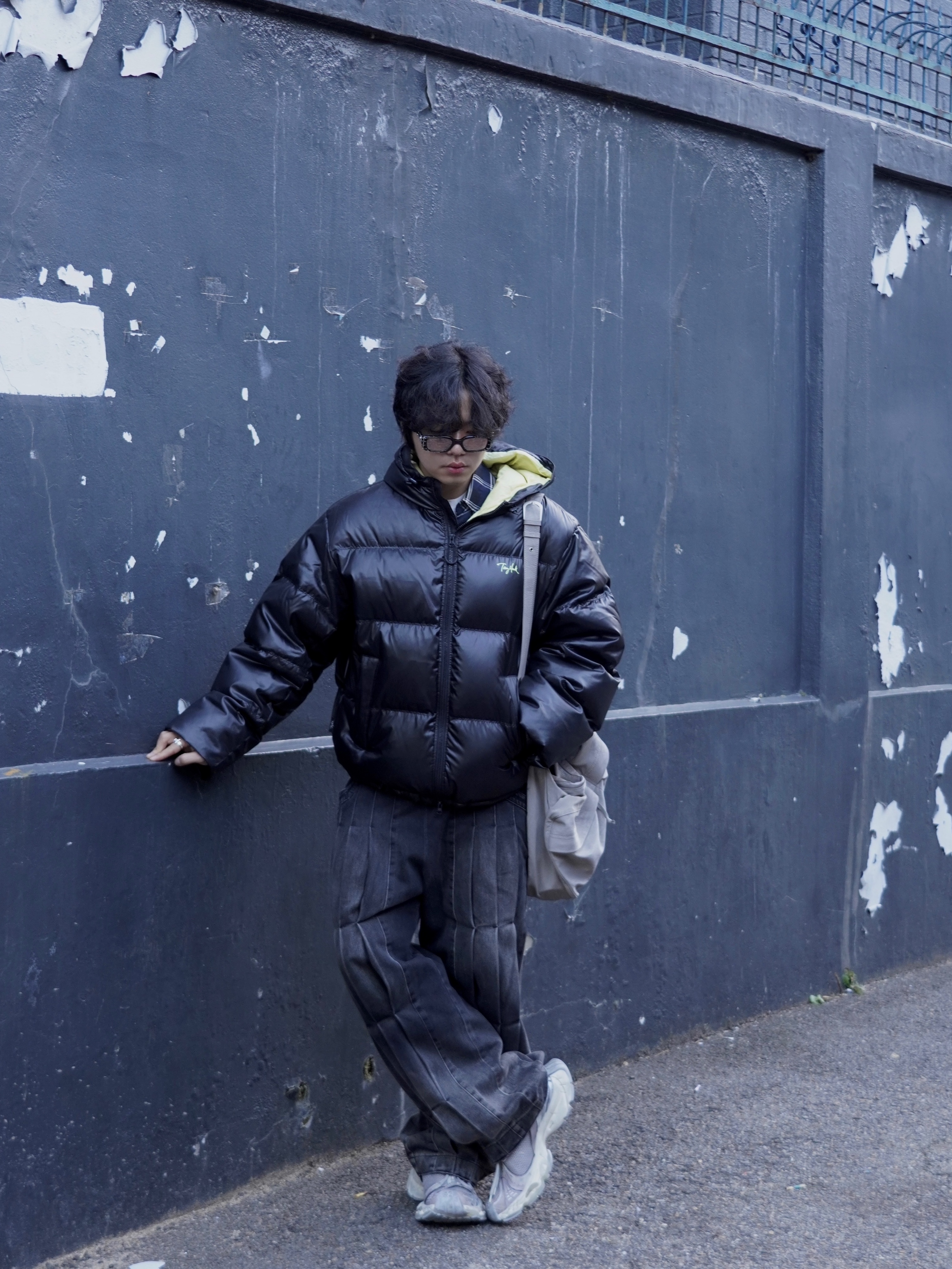TONY HAWK Balboa Ripstop Hooded Down Short Puffer Black, Balenciaga Stapler Sneaker Beige Grey 착용 스타일 - 2