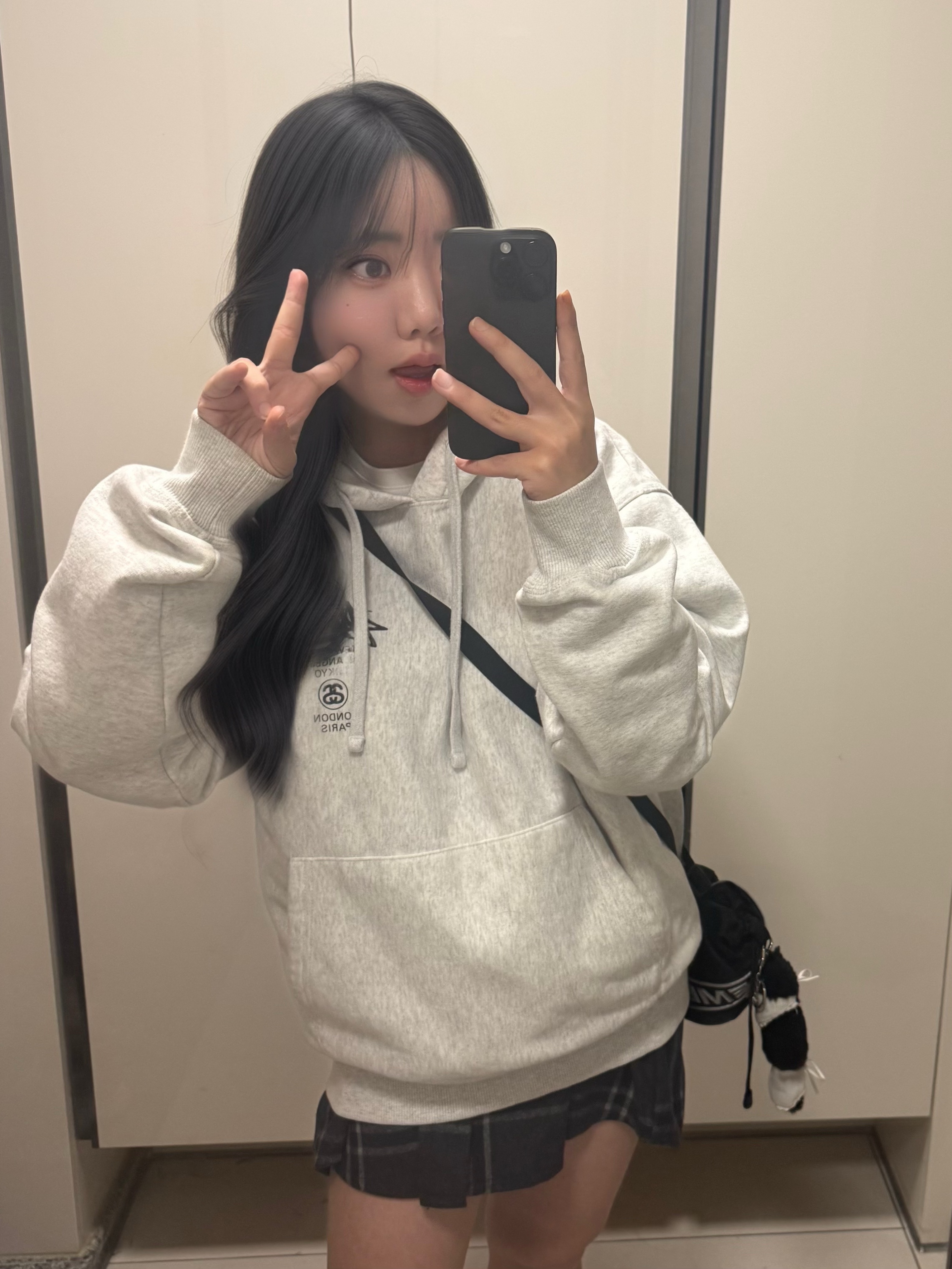 Stussy World Tour Hoodie Ash Heather 2023 착용 스타일 - 3