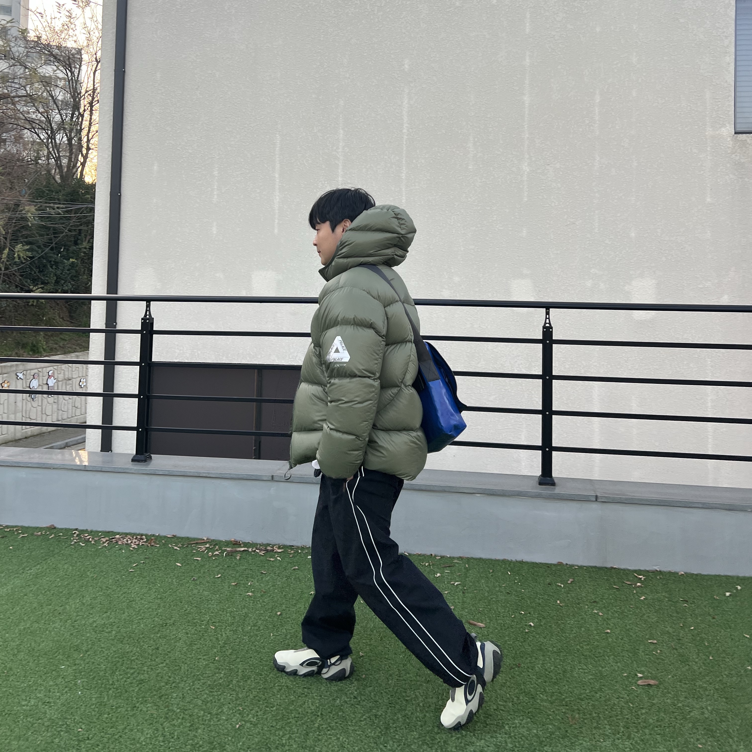 Palace Pertex Opaque Balaclava Puffa Green - 24FW, Oakley Edge Icon Cream Navy 착용 스타일 - 2