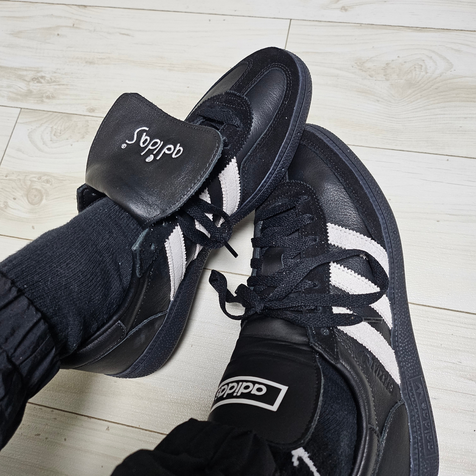 Adidas Spezial Handball Core Black Cloud White 착용 스타일 - 3