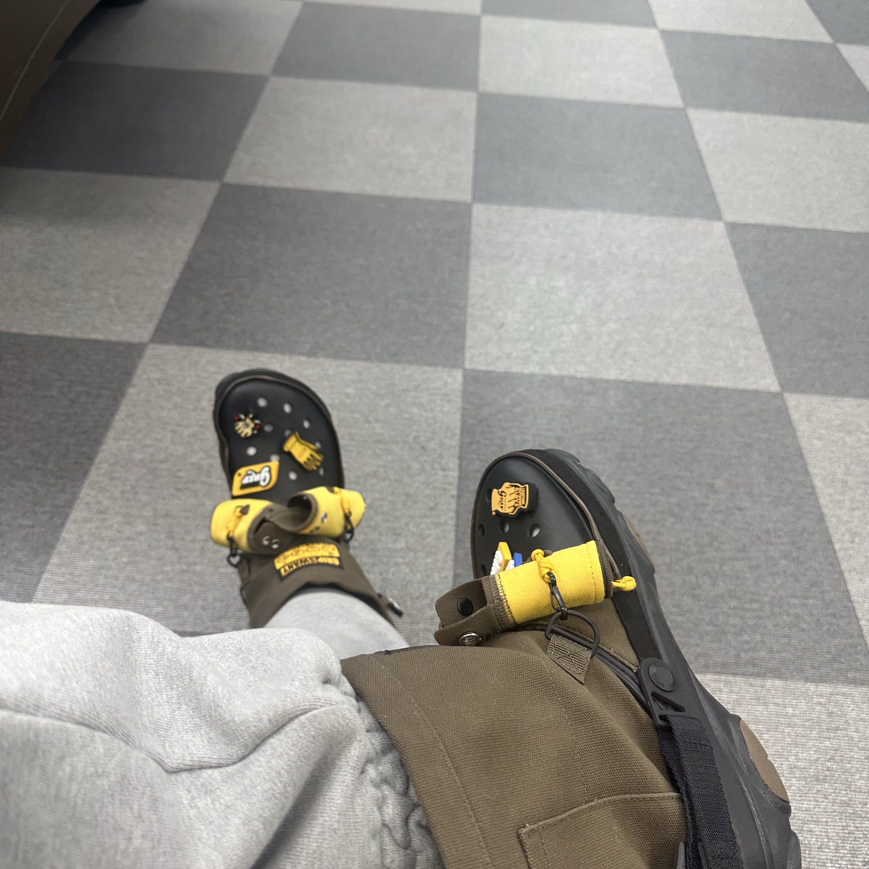 Crocs x Grip Swany x Atmos Classic All Terrain Clog Olive 착용 스타일