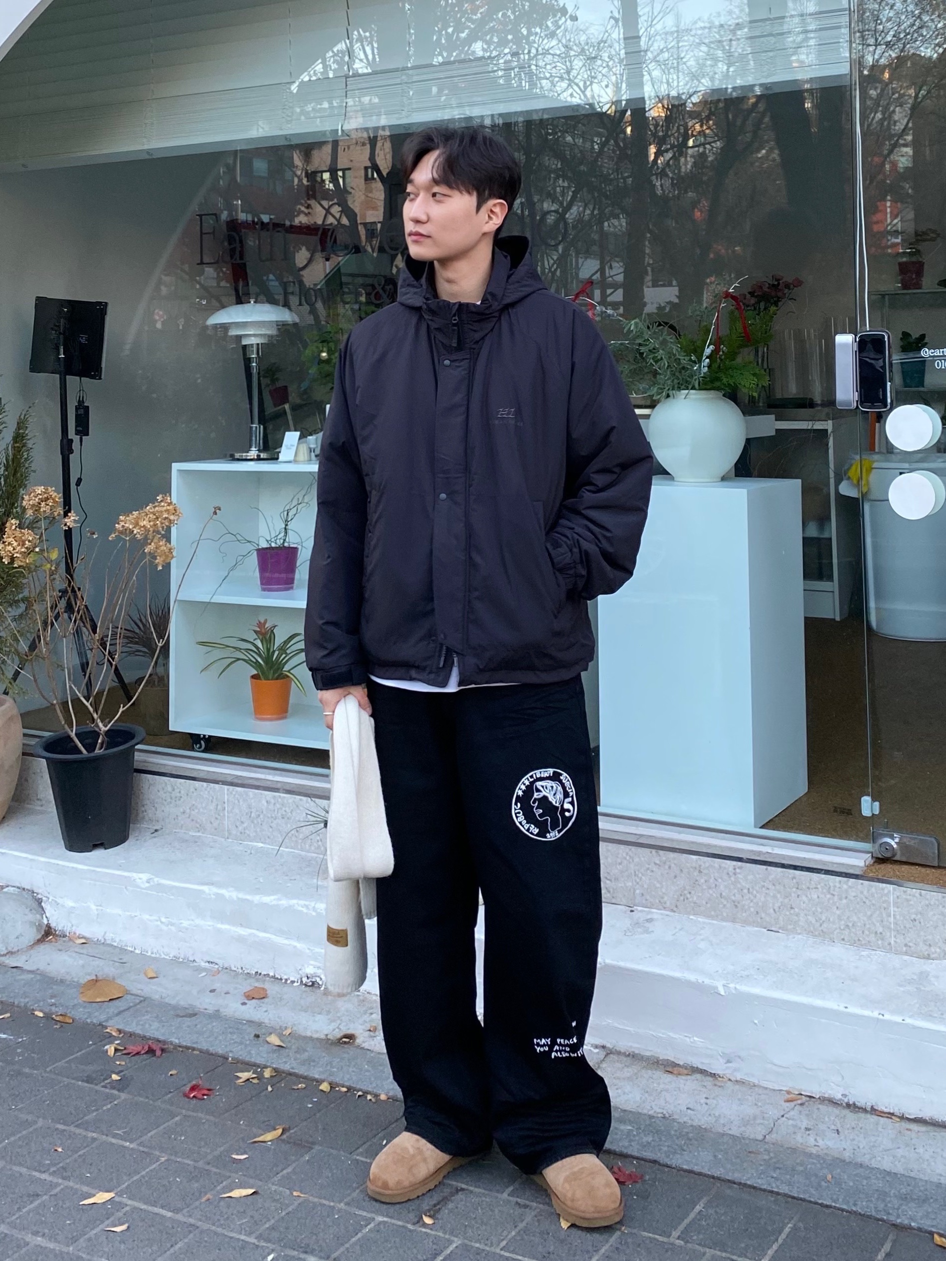 UGG Classic Mini Boots Chestnut, STU X HANK Embroidery Denim Pants Black 착용 스타일 - 2