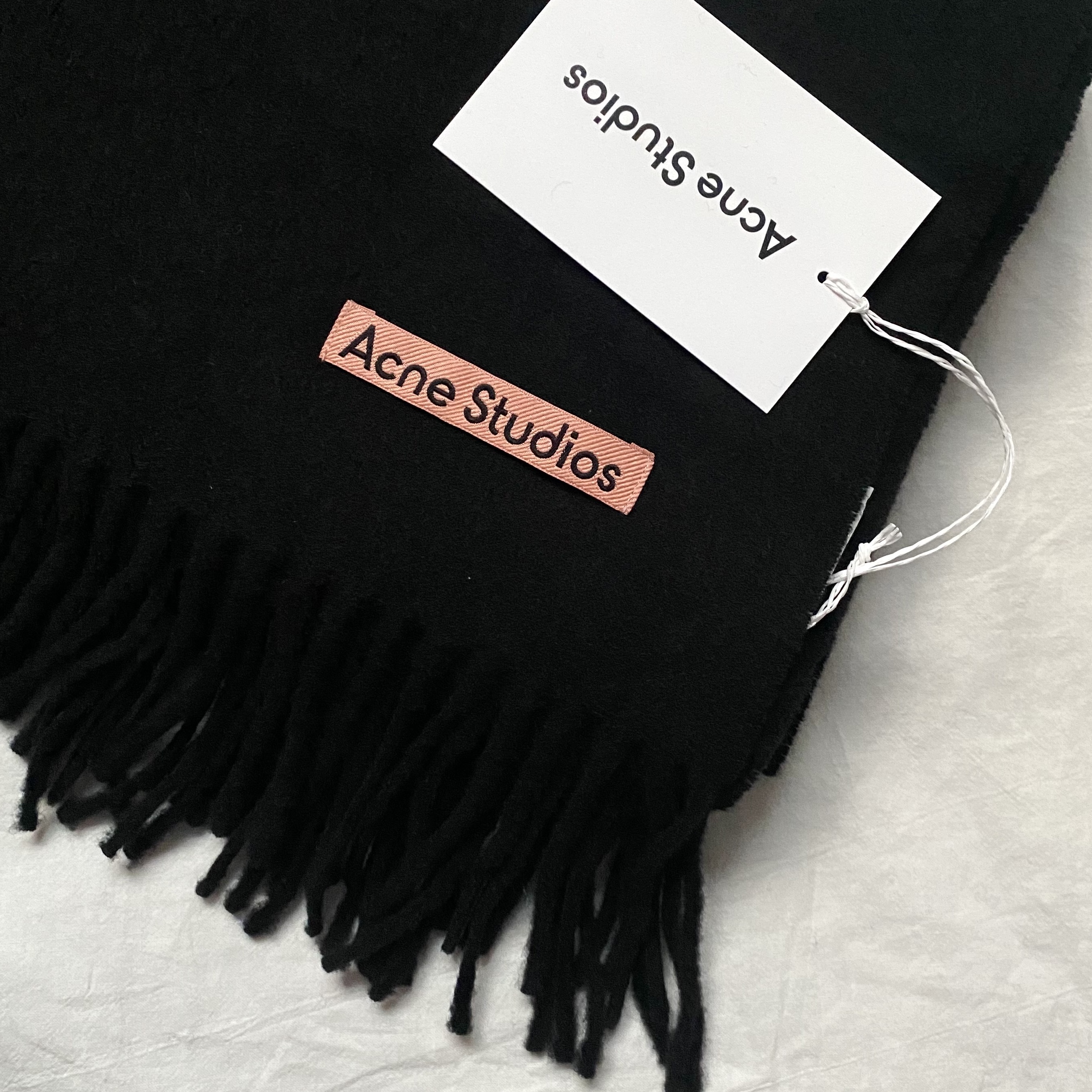 Acne Studios Wool Fringe Muffler Black 착용 스타일