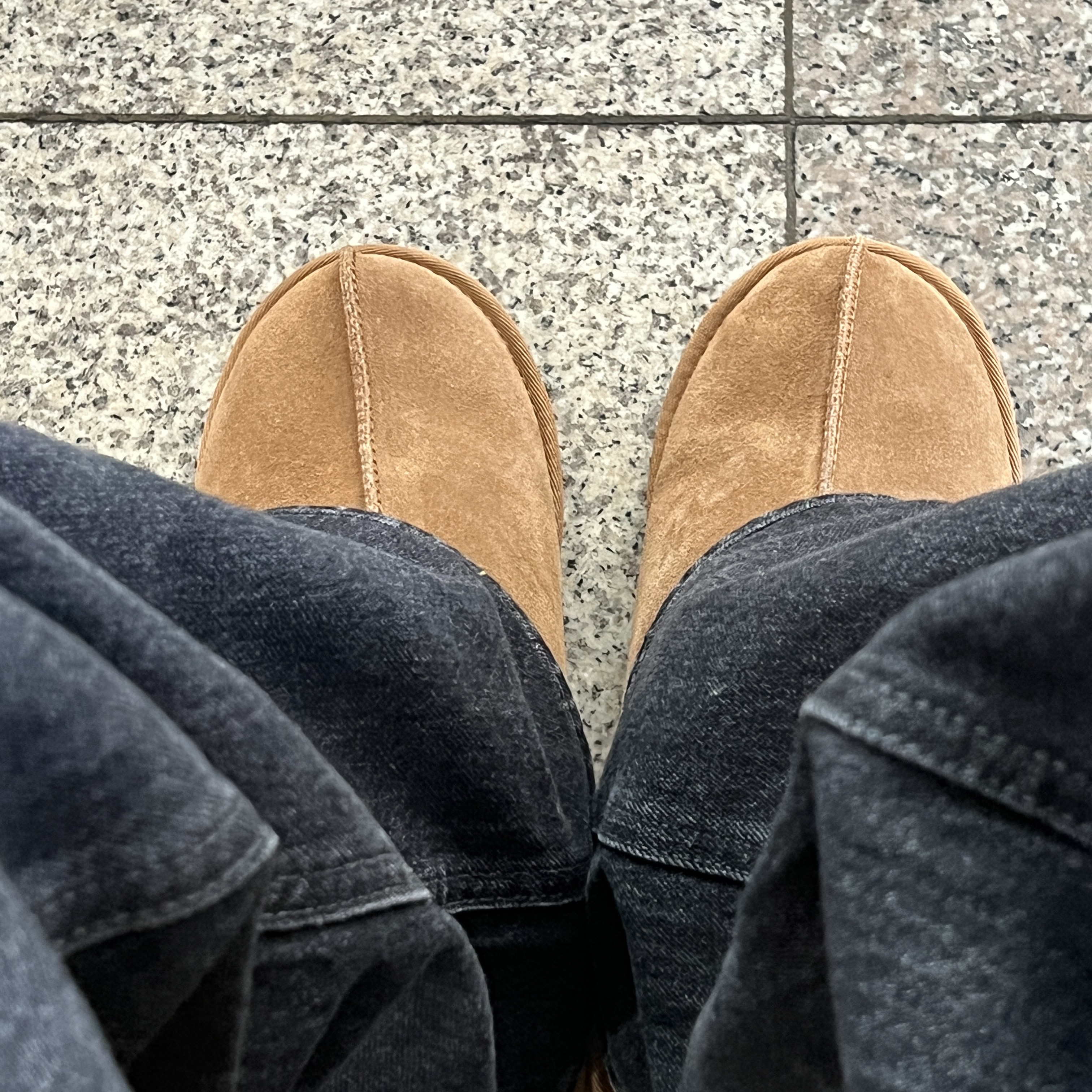 UGG Tasman Slipper Chestnut 착용 스타일