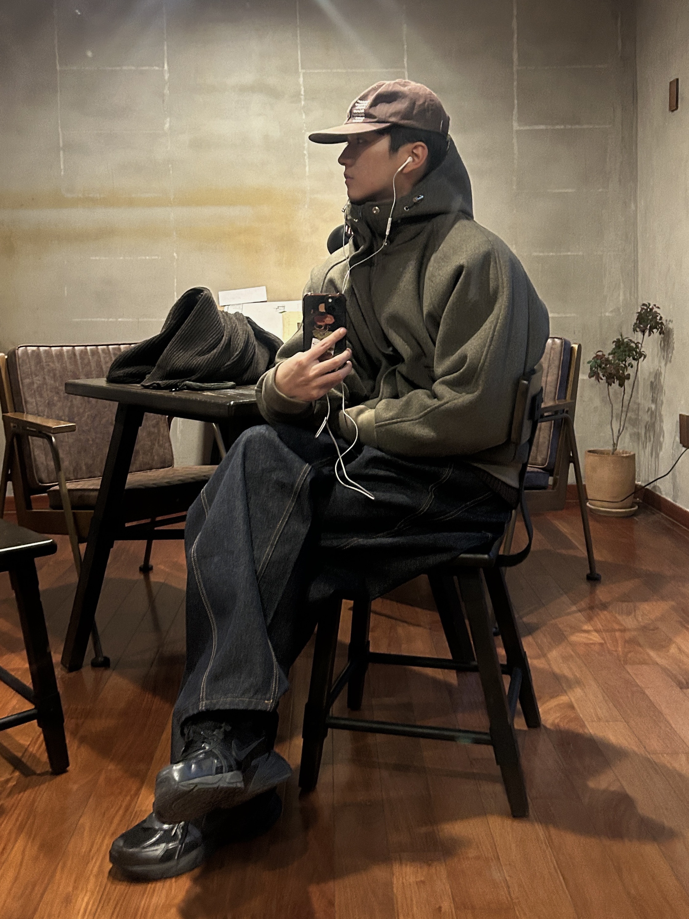 Nike V2K Run Black Anthracite 착용 스타일