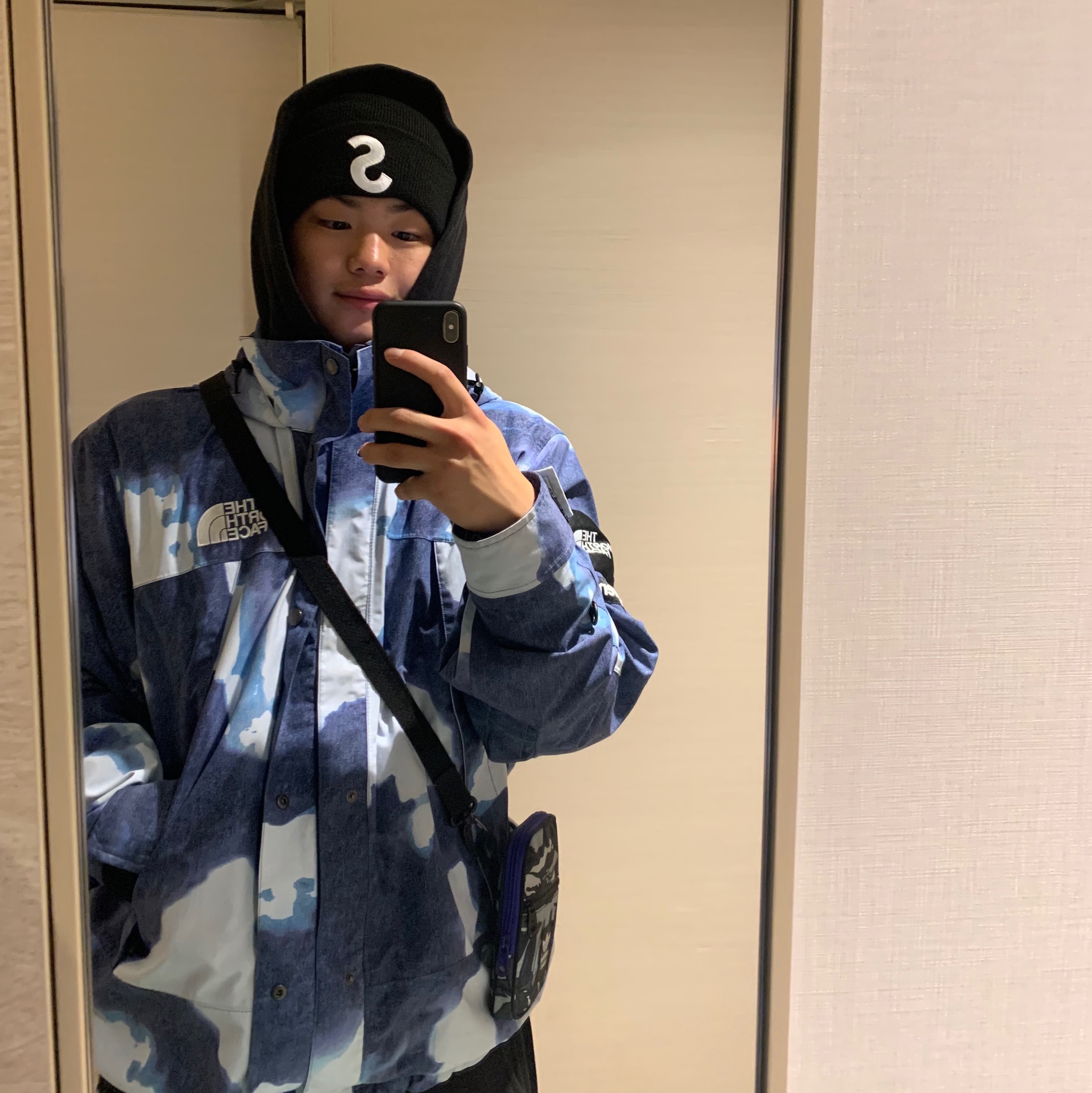 Supreme New Era S Logo Beanie Black - 23FW, Supreme x The North Face Bleached Denim Print Mountain Jacket Indigo - 21FW 착용 스타일