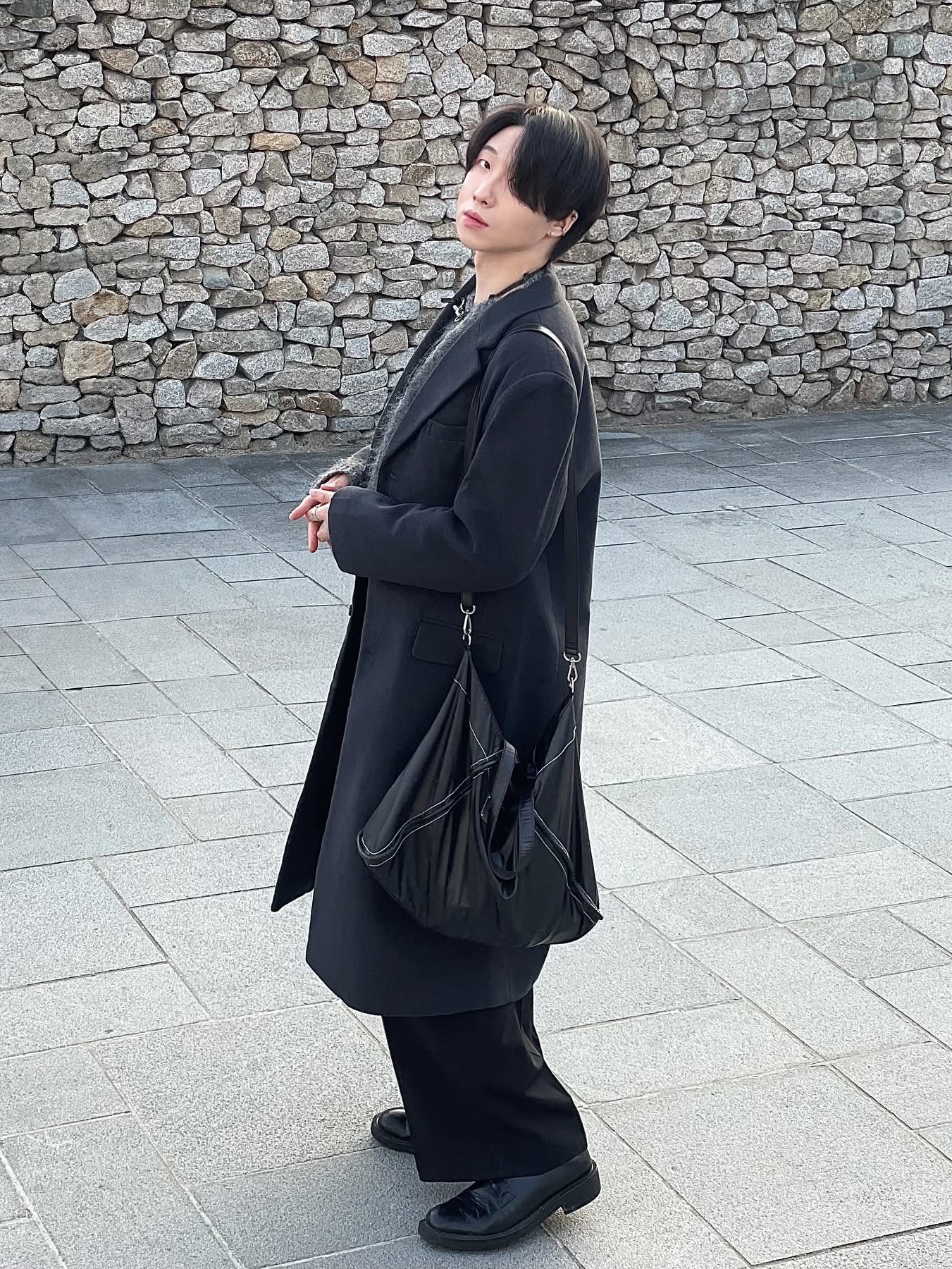 Our Legacy Ladon Leather Keychain Black, Matin Kim Big Coating Tote Bag Black 착용 스타일 - 3