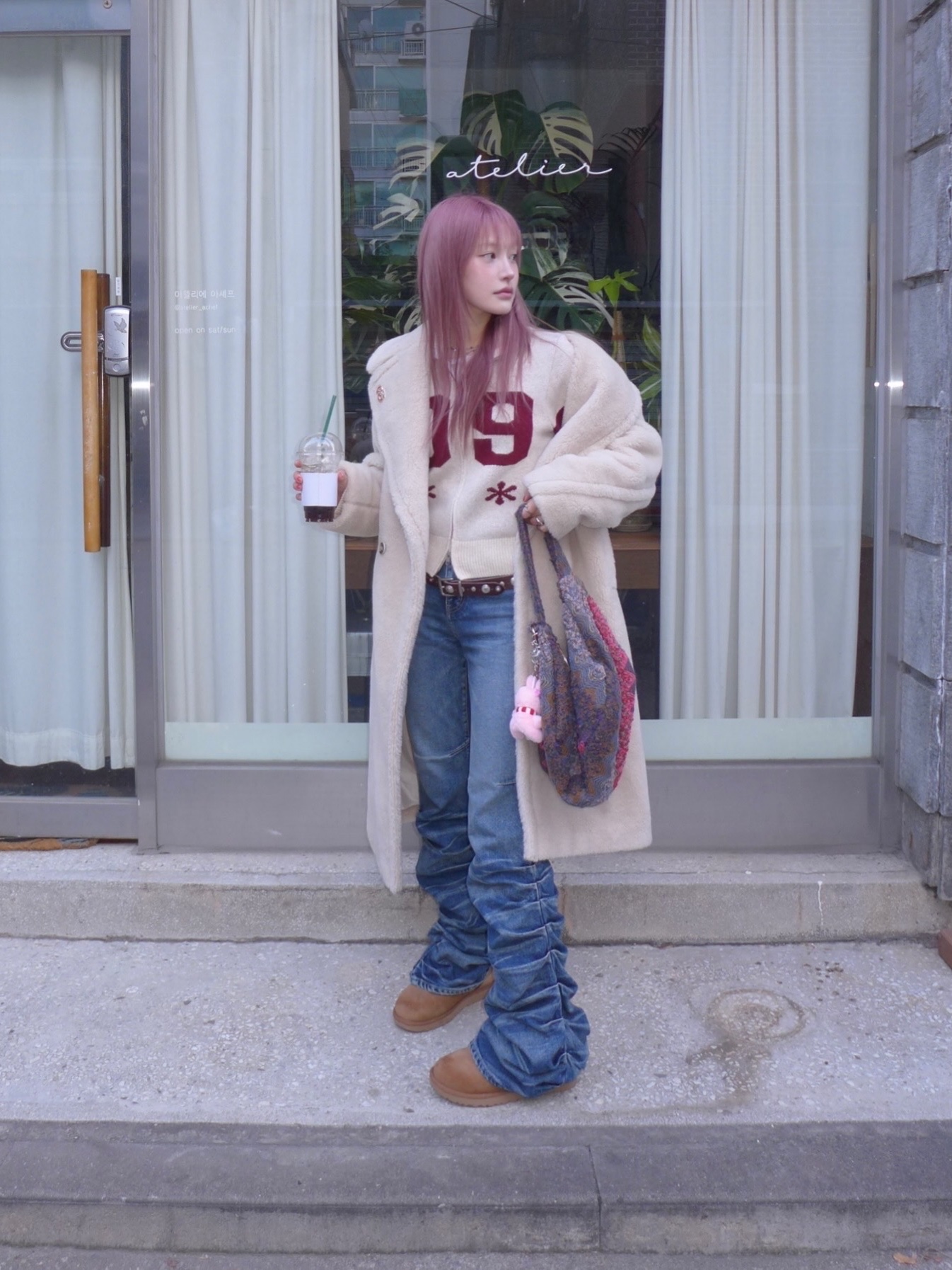 (W) UGG Classic Ultra Mini Boots Chestnut 착용 스타일 - 1