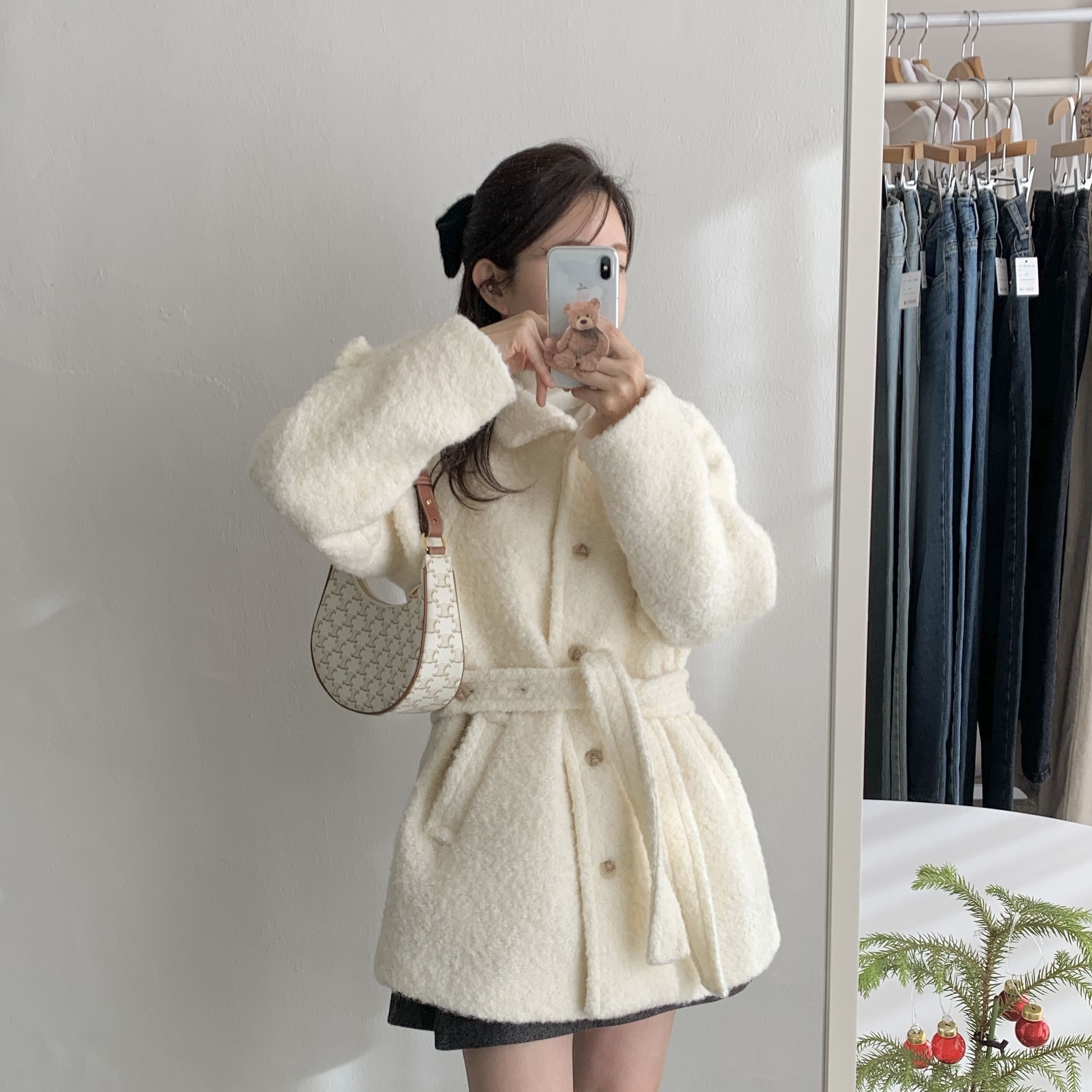 Celine Ava Bag in Triomphe Canvas and Calfskin White 착용 스타일 - 1