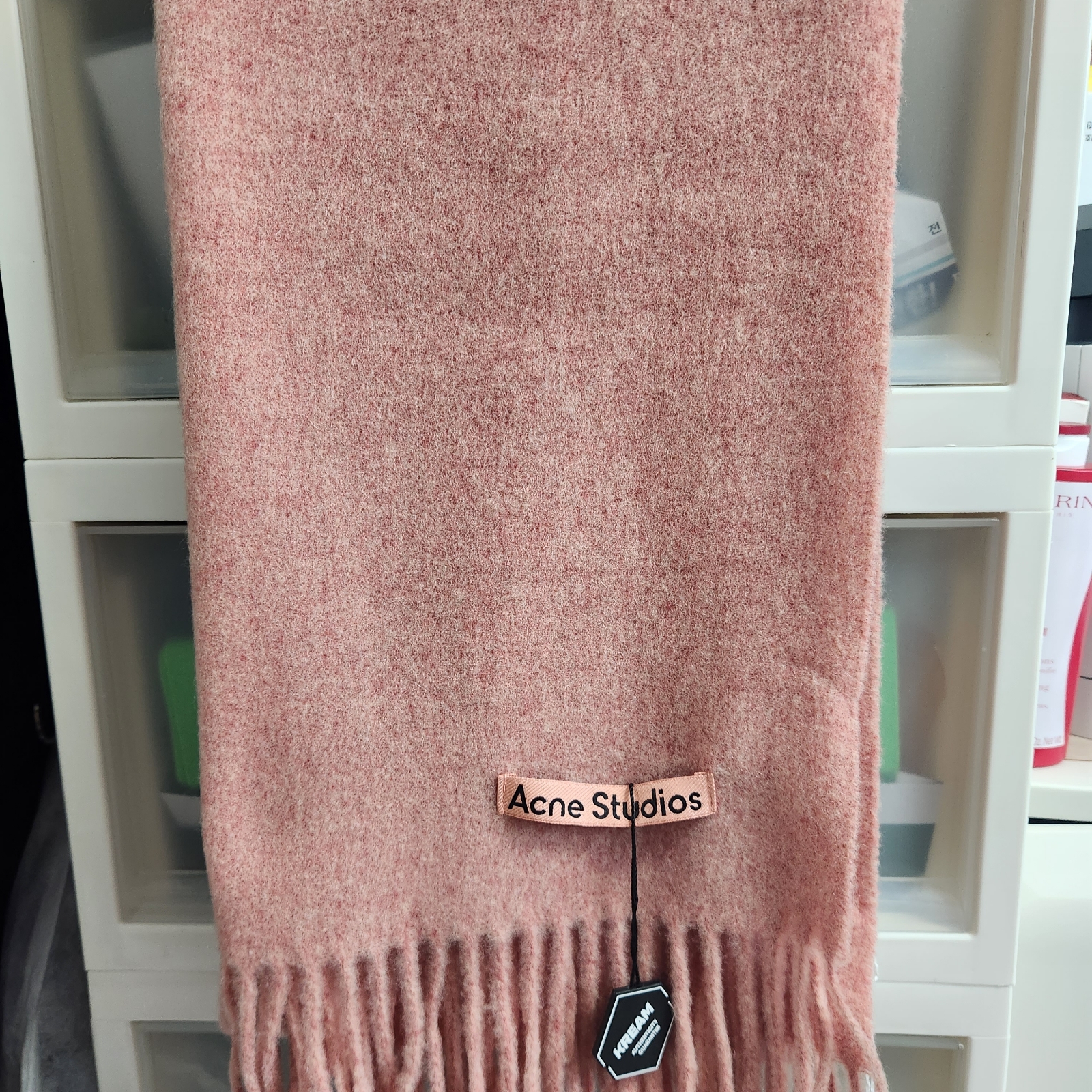 Acne Studios Narrow Wool Fringe Muffler Rose Melange 착용 스타일 - 2