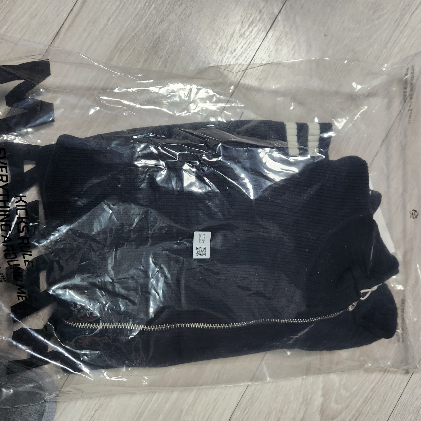 Matin Kim Spell Point Stripe Knit Cardigan Black 착용 스타일 - 1