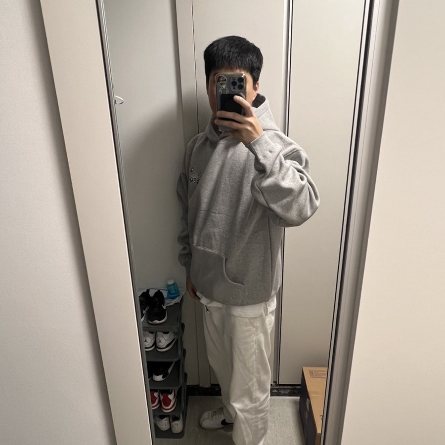 IAB Studio x Pokemon Unown Hoodie Gray 착용 스타일 - 2