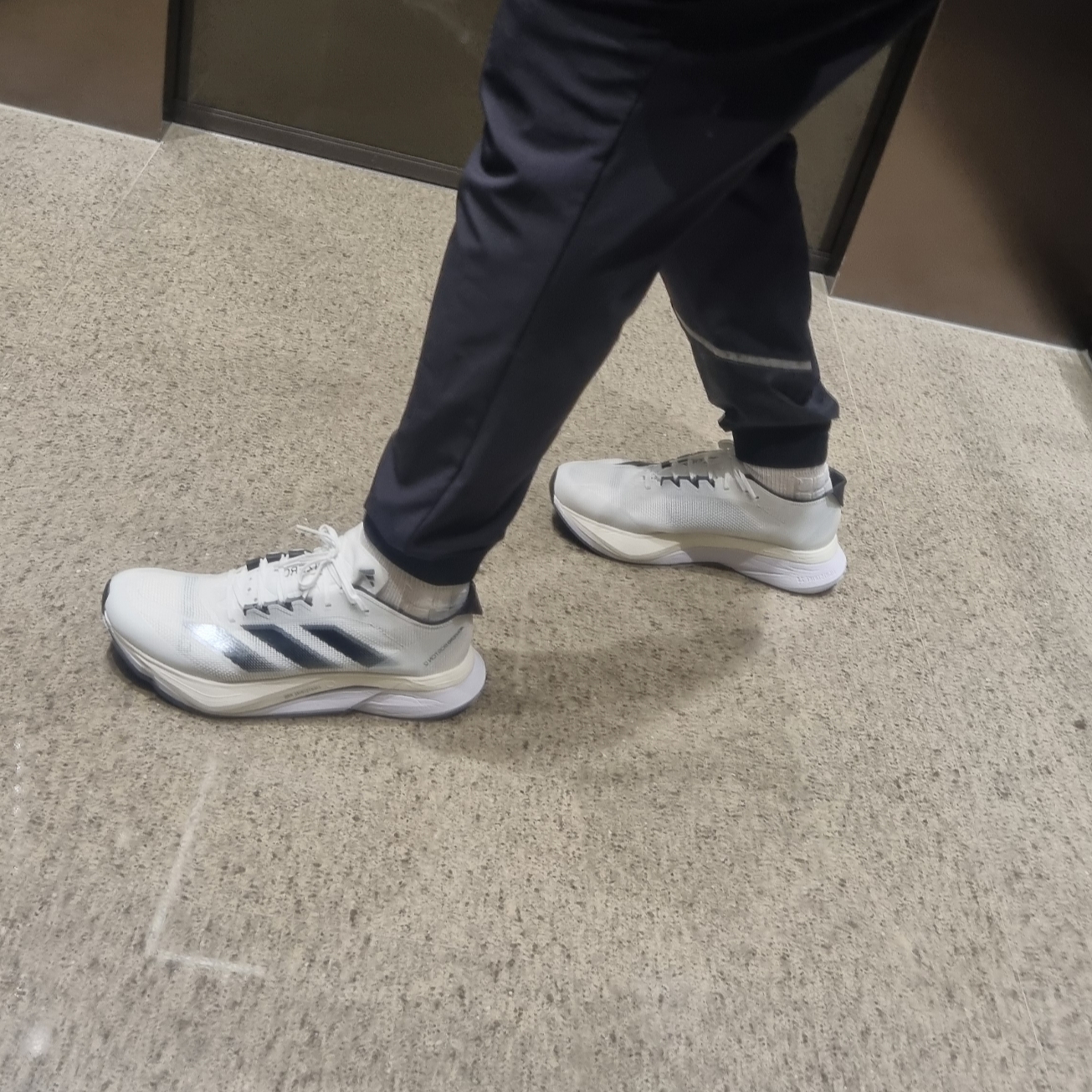 Adidas Adizero Boston 12 Cloud White Core Black Night Metallic 착용 스타일 - 3