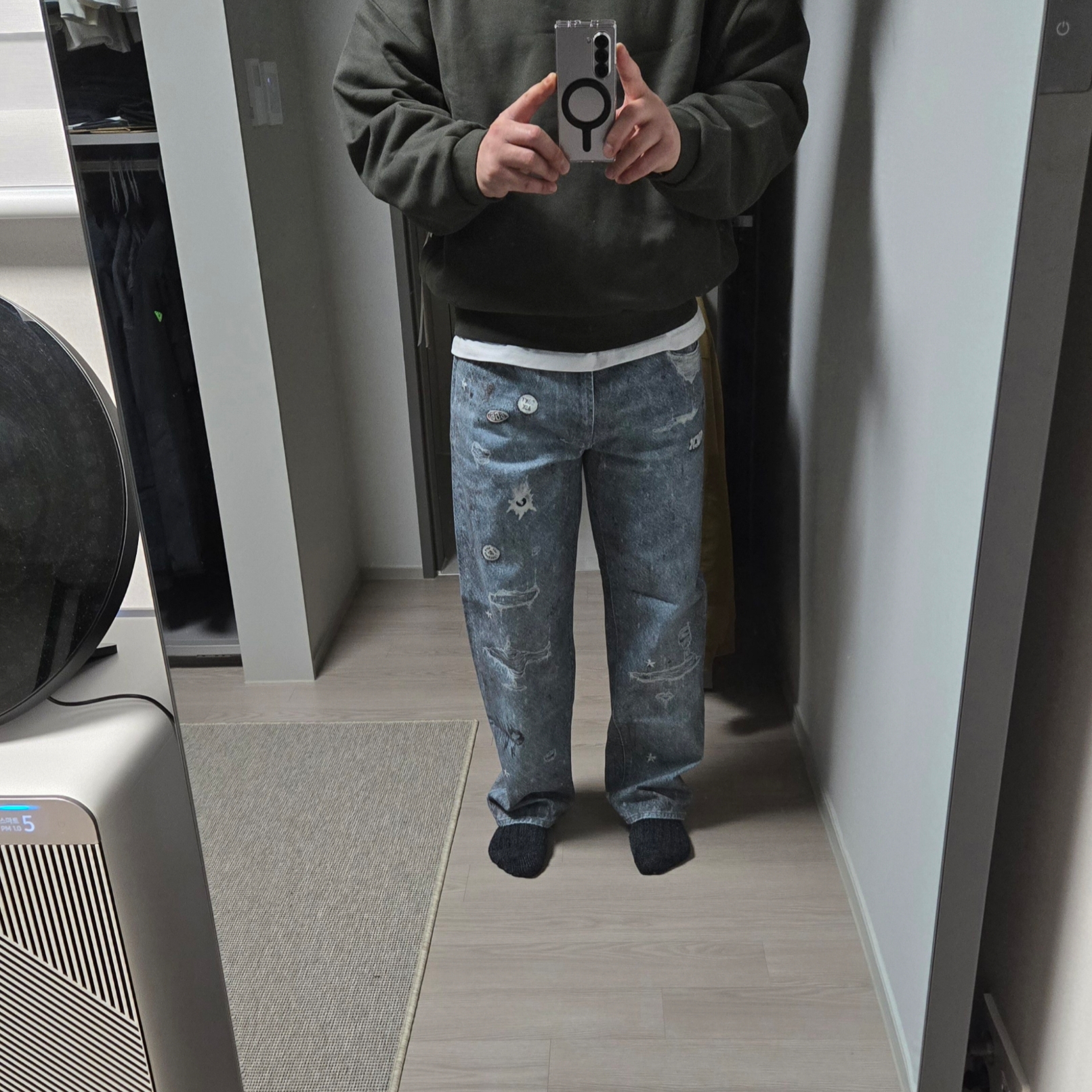Essentials Crewneck Ink - 24SS, Supreme HJR Trompe L'oeil Loose Fit Jean Blue - 24FW 착용 스타일