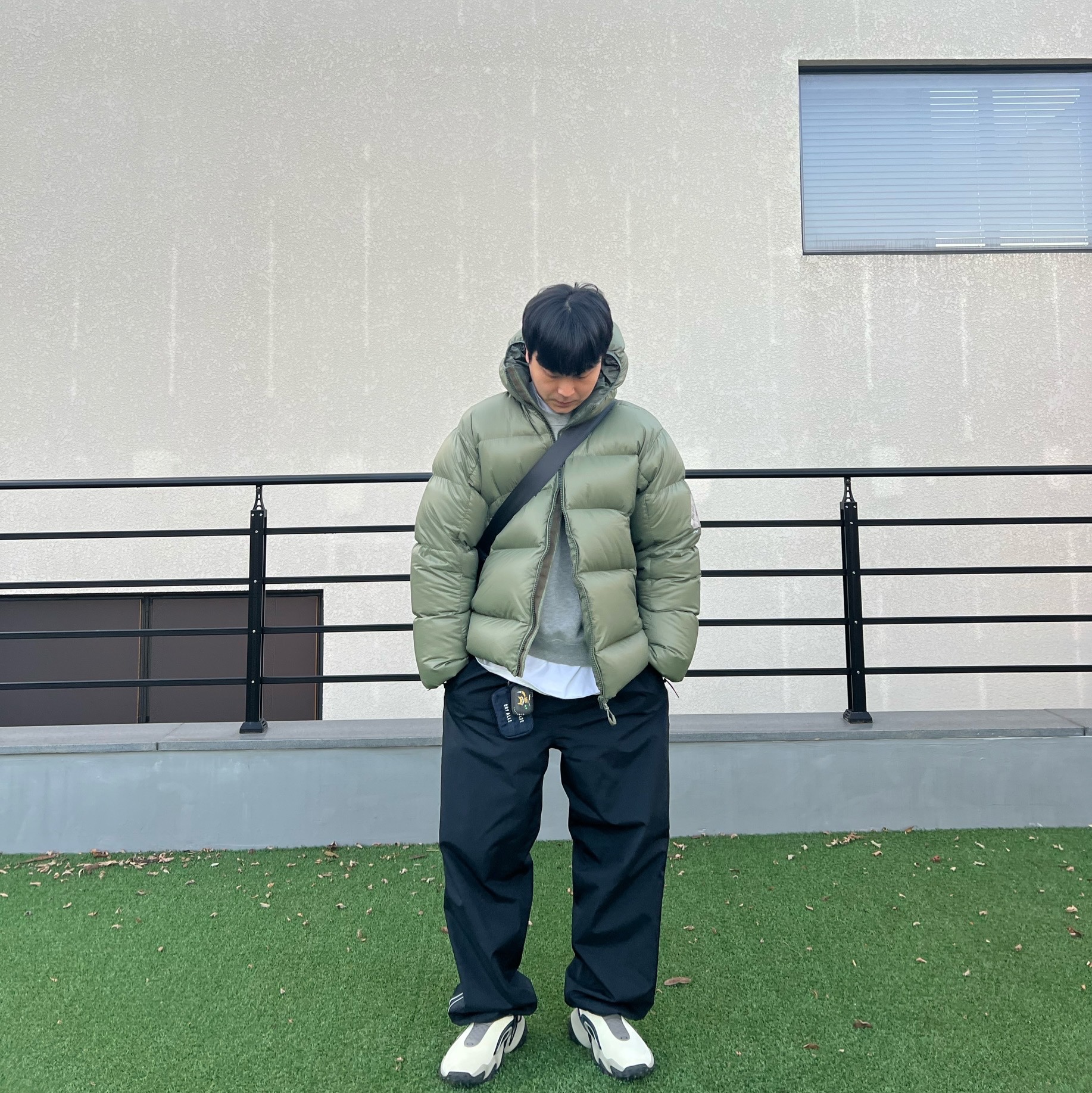 Palace Pertex Opaque Balaclava Puffa Green - 24FW, Oakley Edge Icon Cream Navy 착용 스타일 - 1