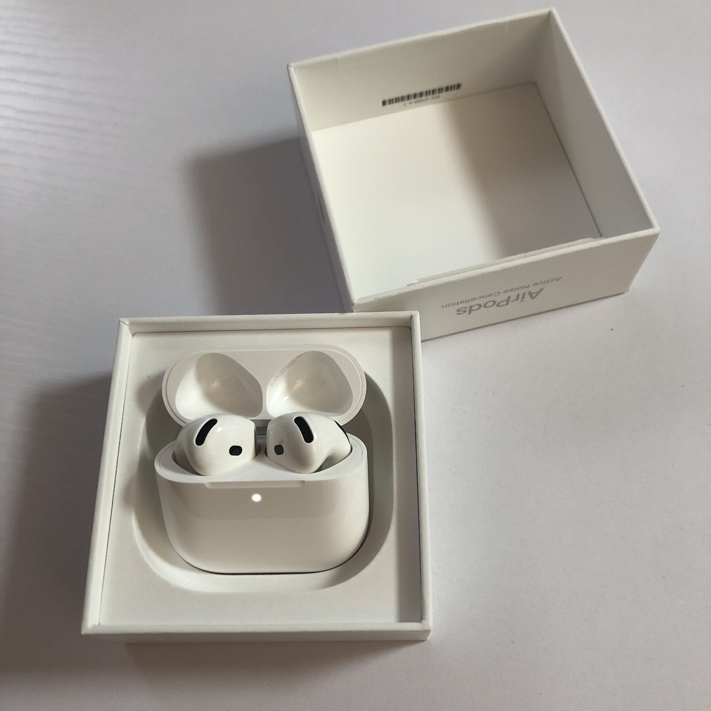 Apple AirPods 4th Gen with Active Noise Cancellation (Korean Ver.) 착용 스타일 - 2