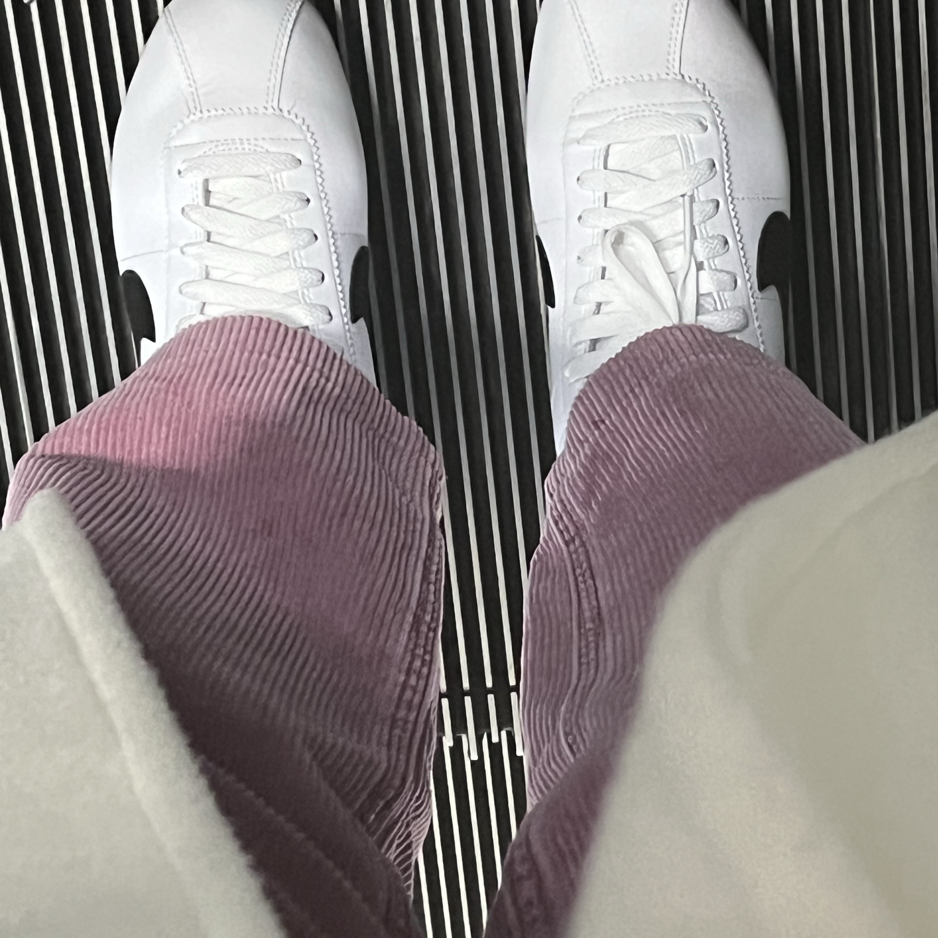 (W) Nike Cortez Leather White Black 착용 스타일 - 2
