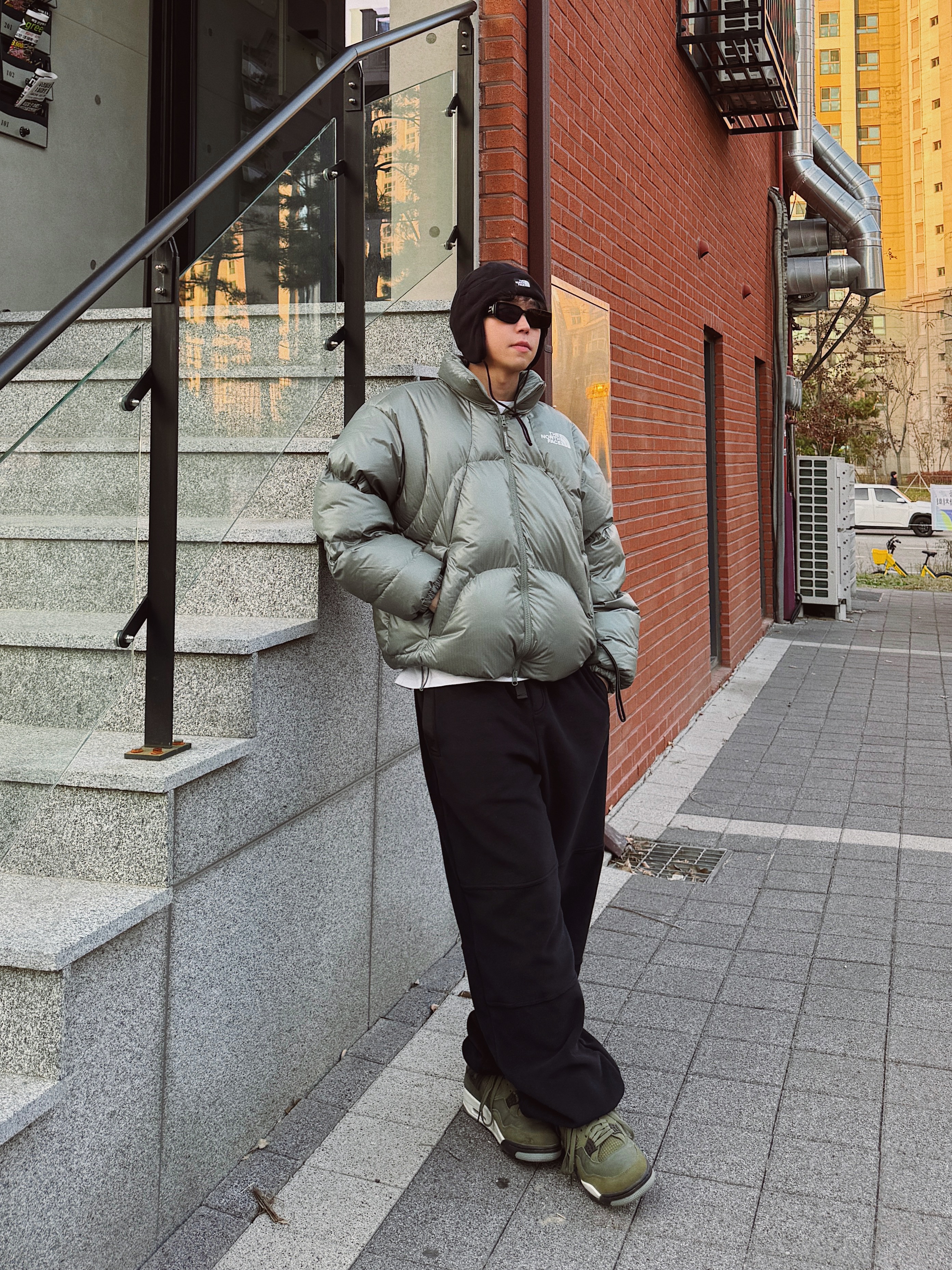 The North Face Fleece Earmuff Beanie Black, The North Face White Label Wave RDS Down Jacket Khaki 착용 스타일 - 4