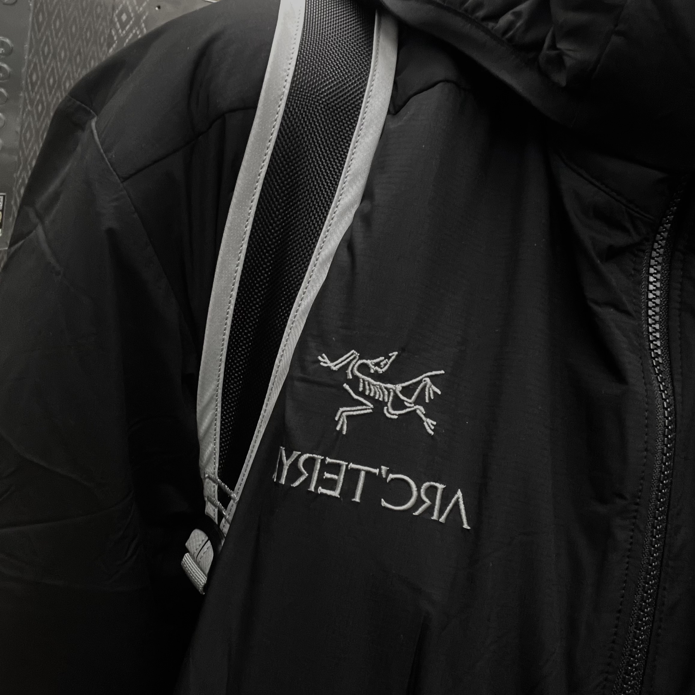 Arc'teryx Atom Hoody Black, Arc'teryx Heliad 15 Backpack Solitude 착용 스타일
