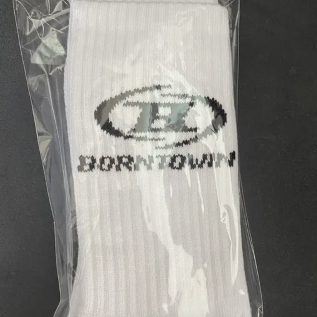 BORN TO WIN Symbol B Logo Socks White 착용 스타일
