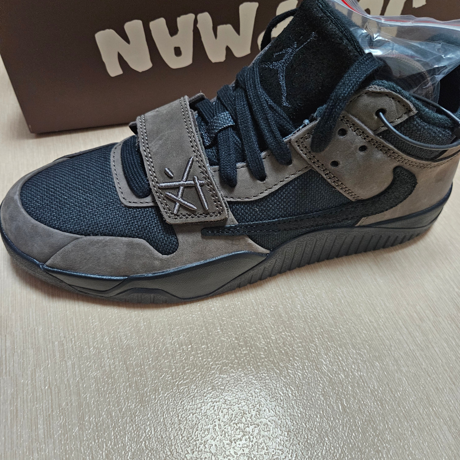 Jordan x Travis Scott Jumpman Jack TR Black and Dark Mocha 착용 스타일 - 2