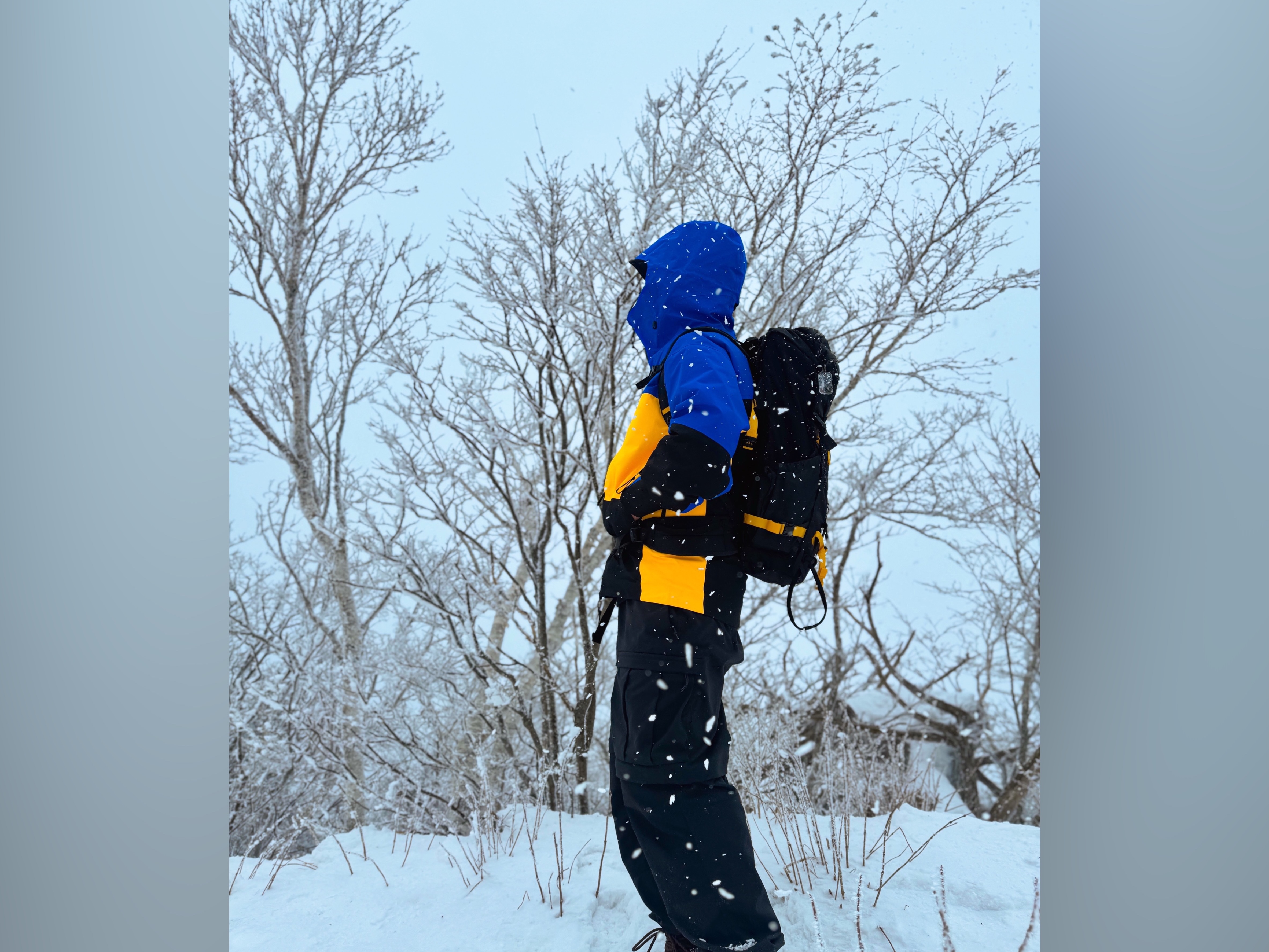 Nike ACG Balaclava Retro Fleece Pullover Light Bone Cargo Khaki - Asia, Nike ACG Gore-Tex Misery Ridge Jacket Hyper Royal - US/EU 착용 스타일 - 3