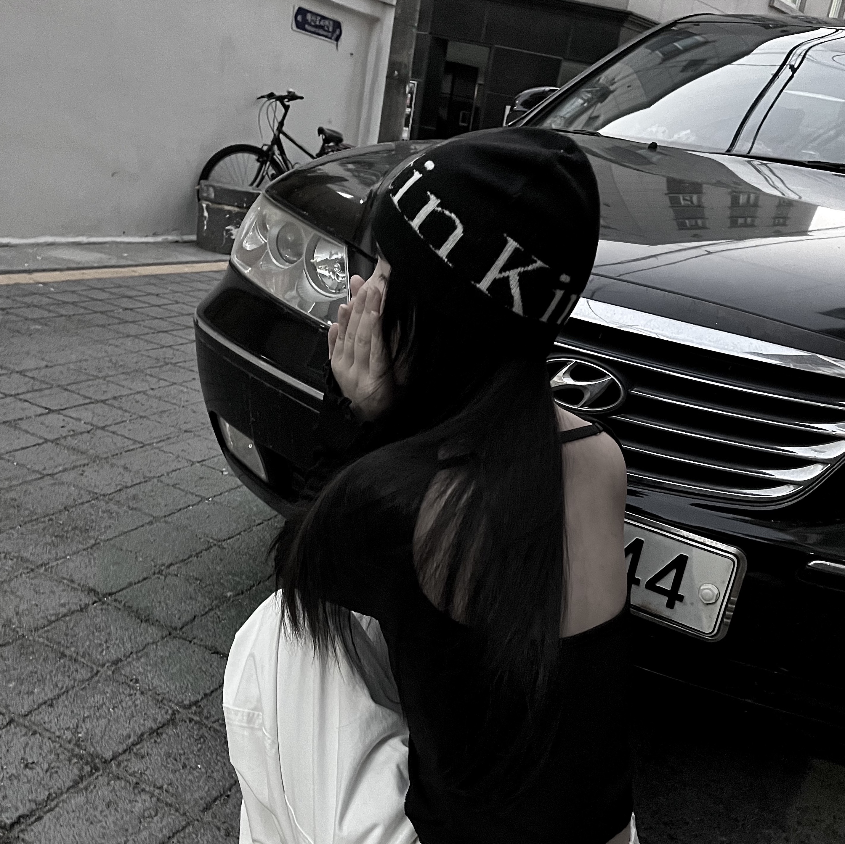 Matin Kim Logo Jacquard Short Beanie Black 착용 스타일