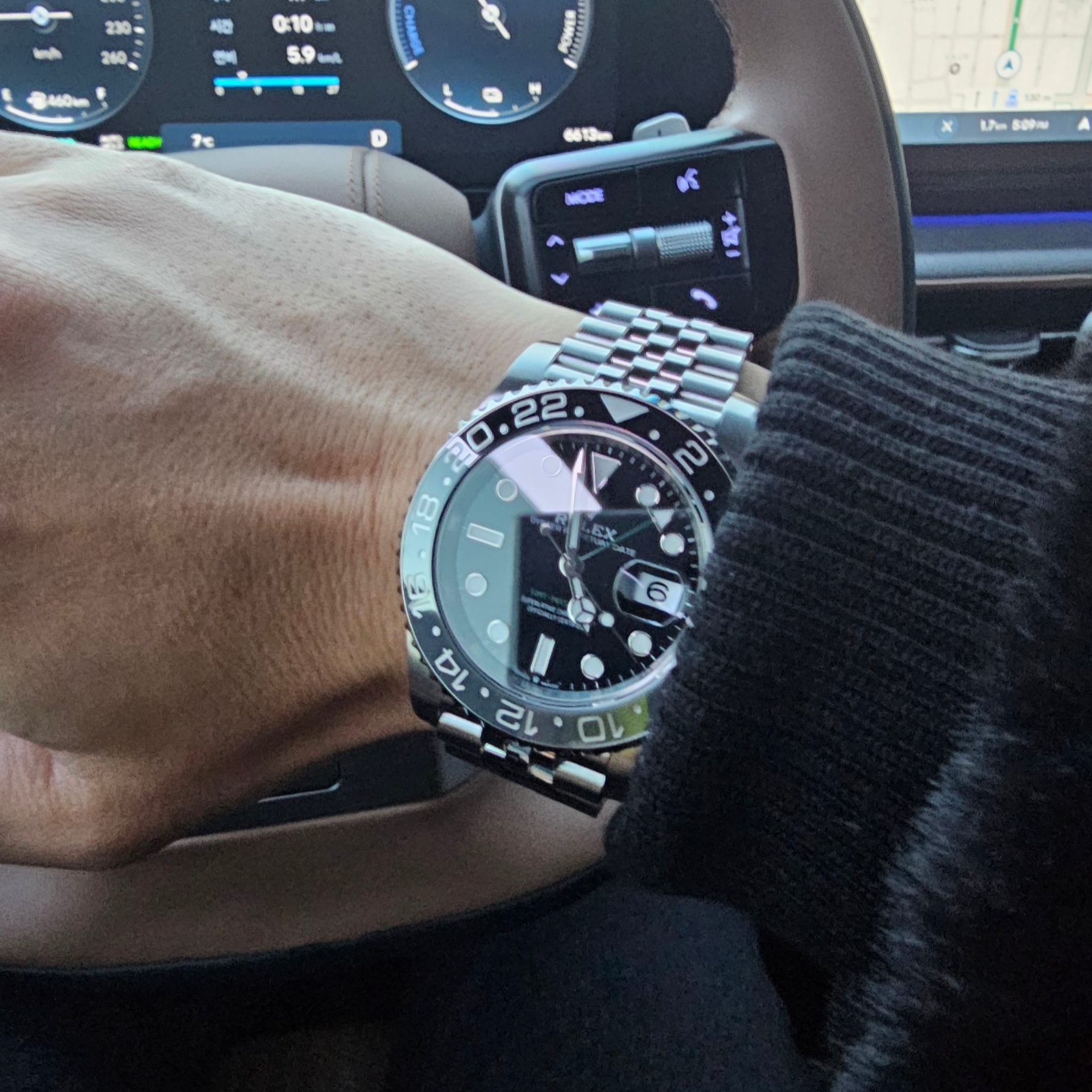 Rolex GMT-Master II 40mm 126710GRNR Black Jubilee 착용 스타일