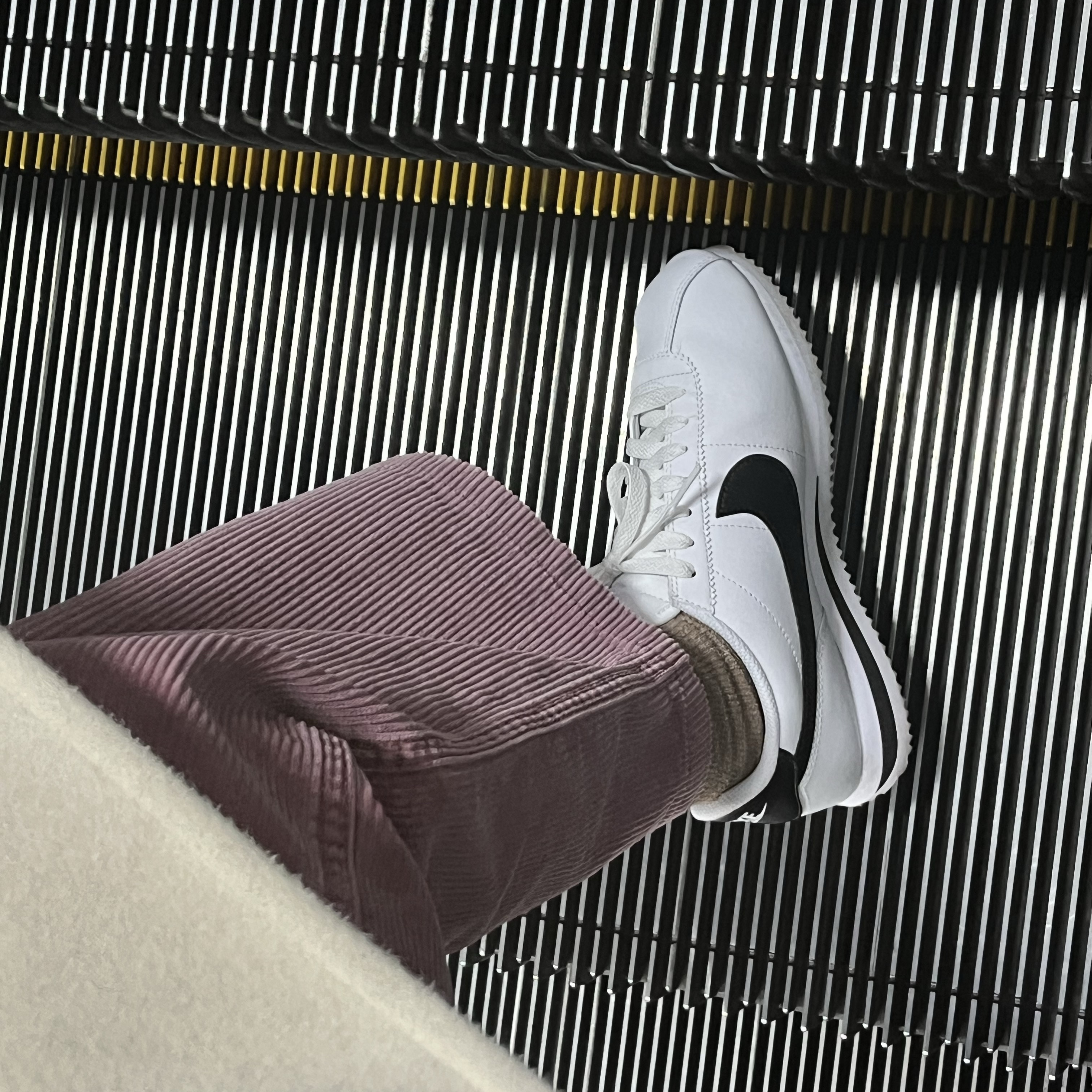 (W) Nike Cortez Leather White Black 착용 스타일 - 1