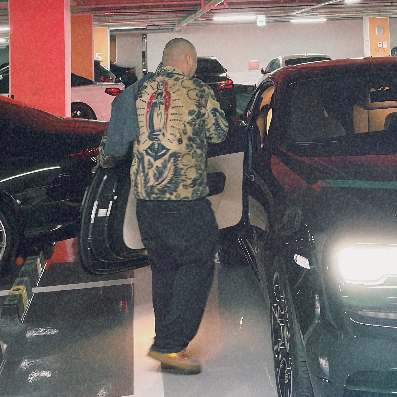 Kapital Damask Pattern Fleece Snap T-Shirt Virgin Maria Beige, UGG x Palace Tasman Slipper Chestnut 착용 스타일 - 1