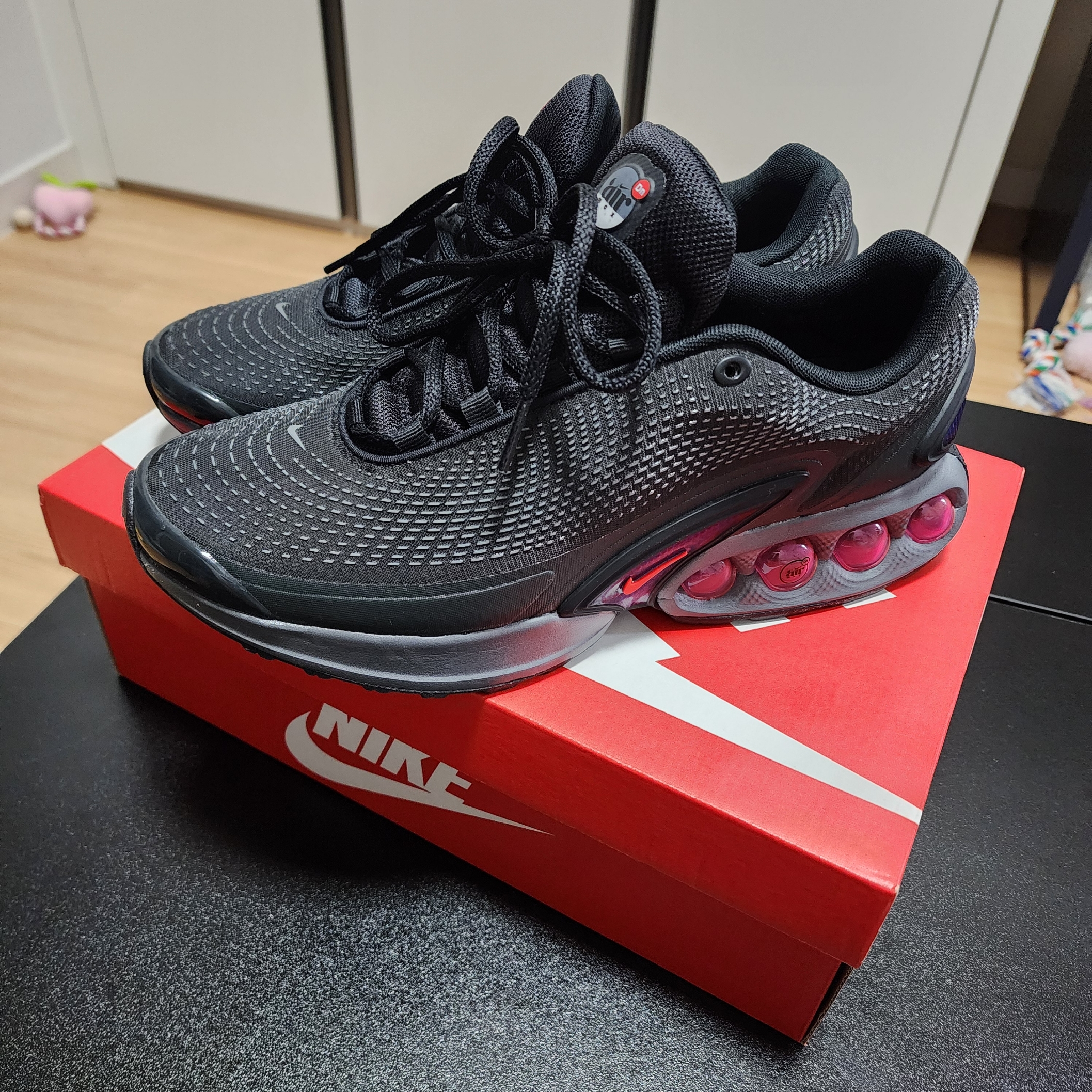 Nike Air Max Dn Black Light Crimson 착용 스타일