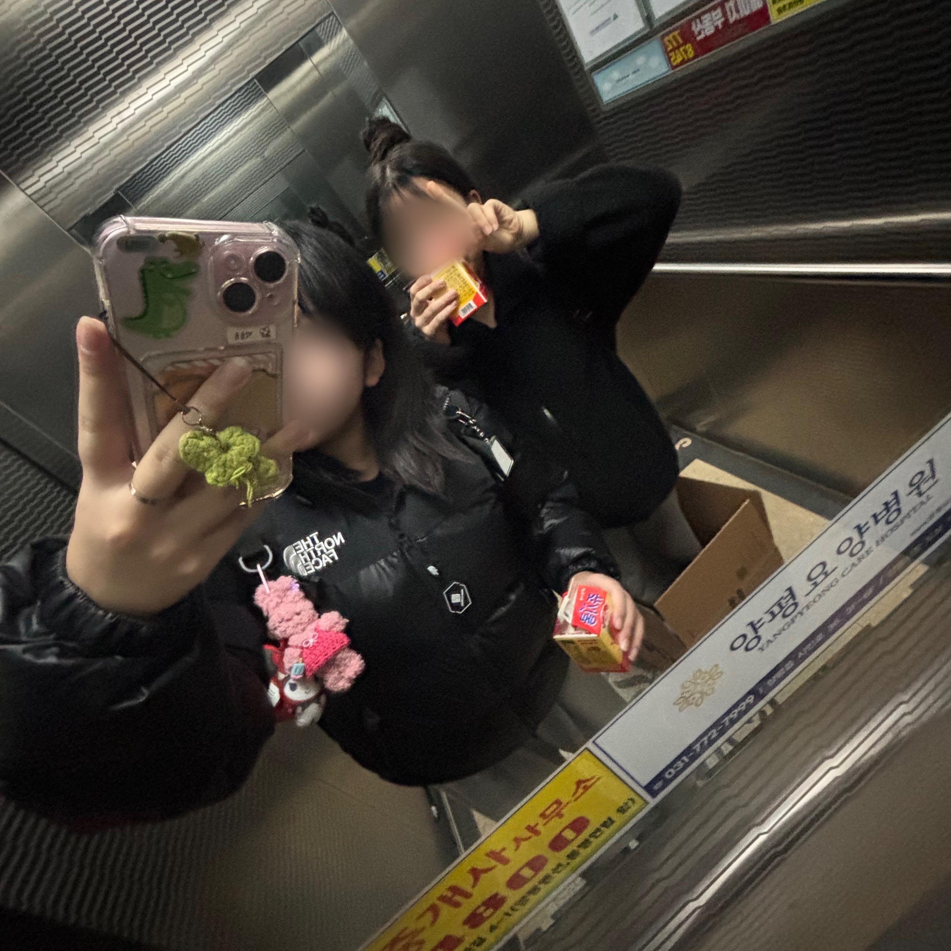 The North Face On Ball Jacket Black, Apple iPhone 15 128GB Pink (Korean Ver.) 착용 스타일