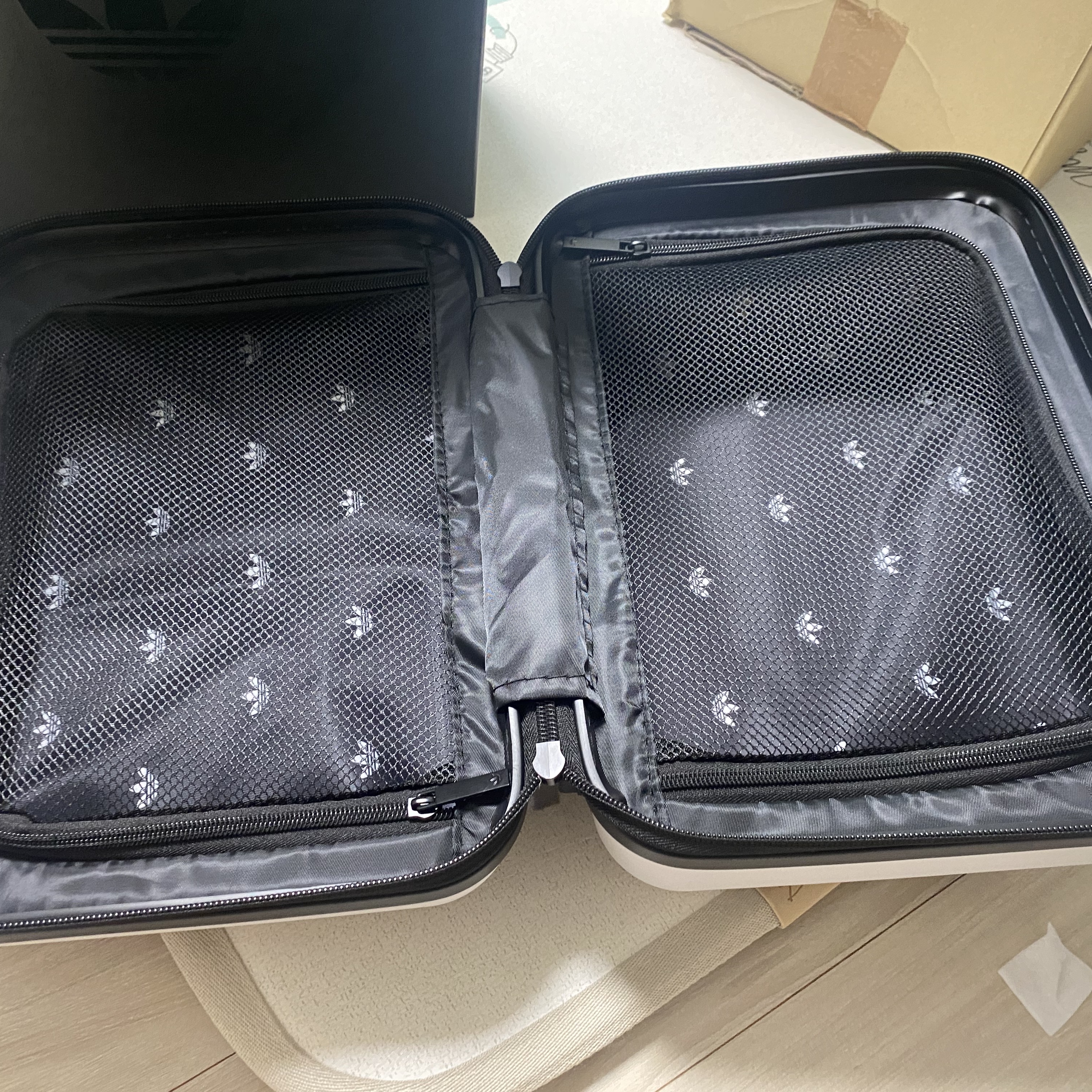 Adidas Holiday Ready Bag White 착용 스타일 - 4