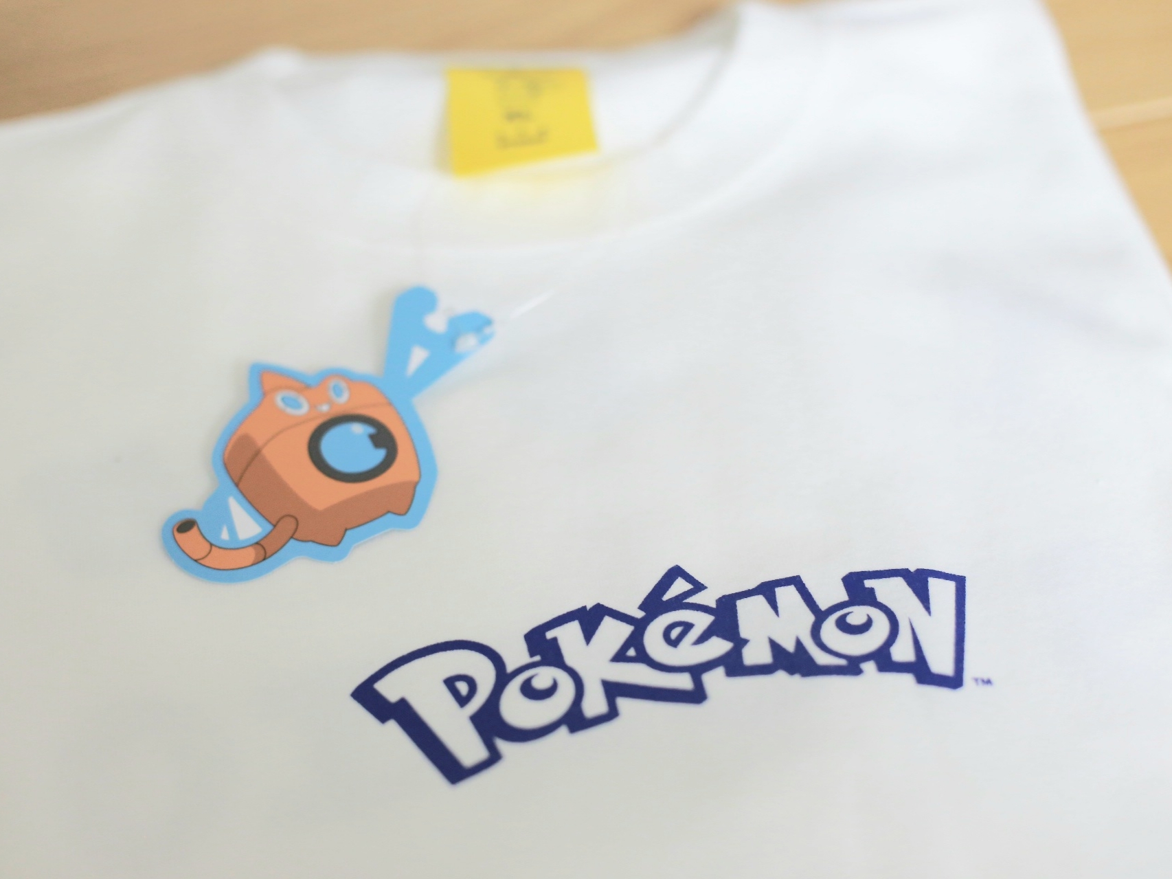 IAB Studio x Pokemon Pikachu T-Shirt White Navy 착용 스타일 - 3