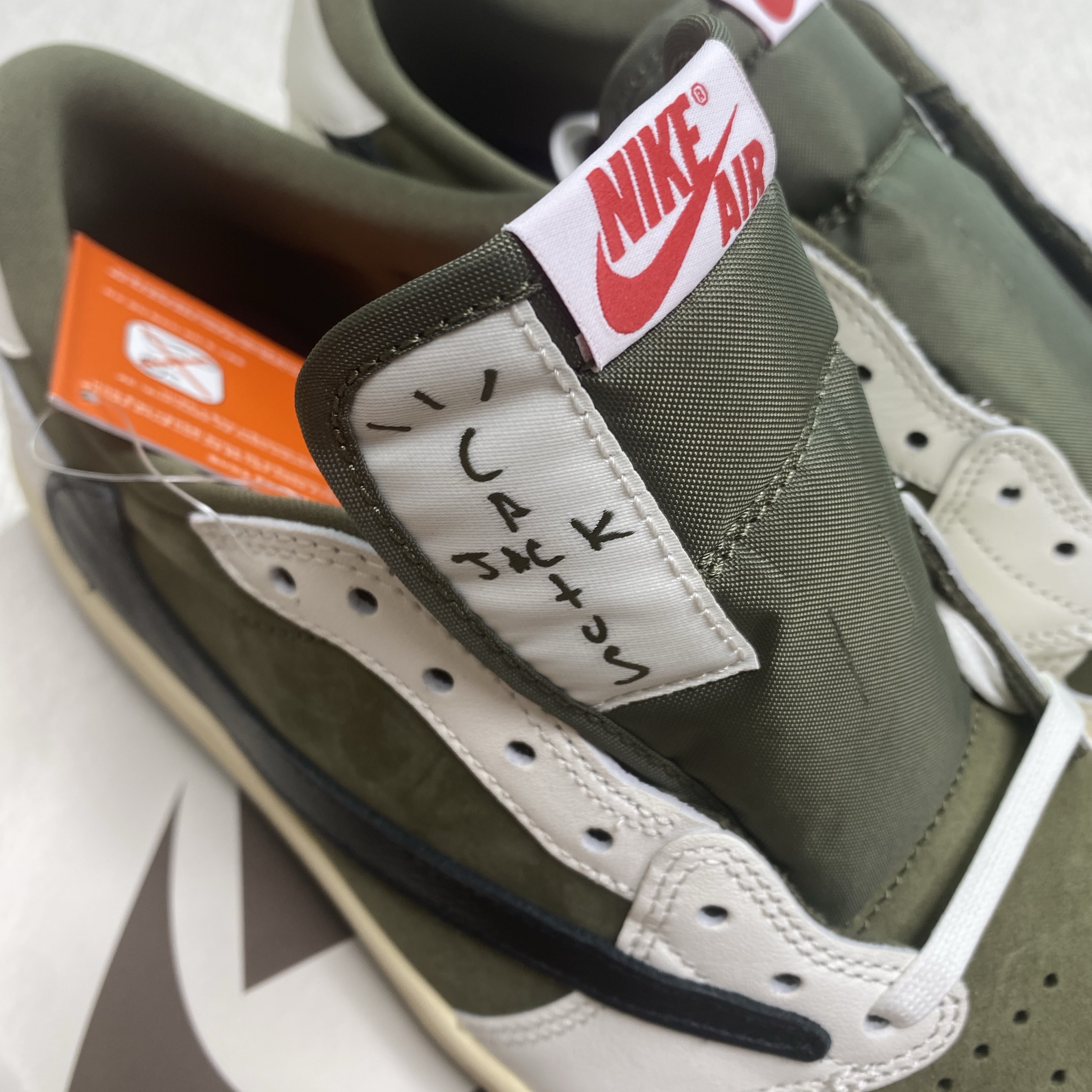 Jordan 1 x Travis Scott Retro Low OG SP Reverse Olive 착용 스타일 - 3