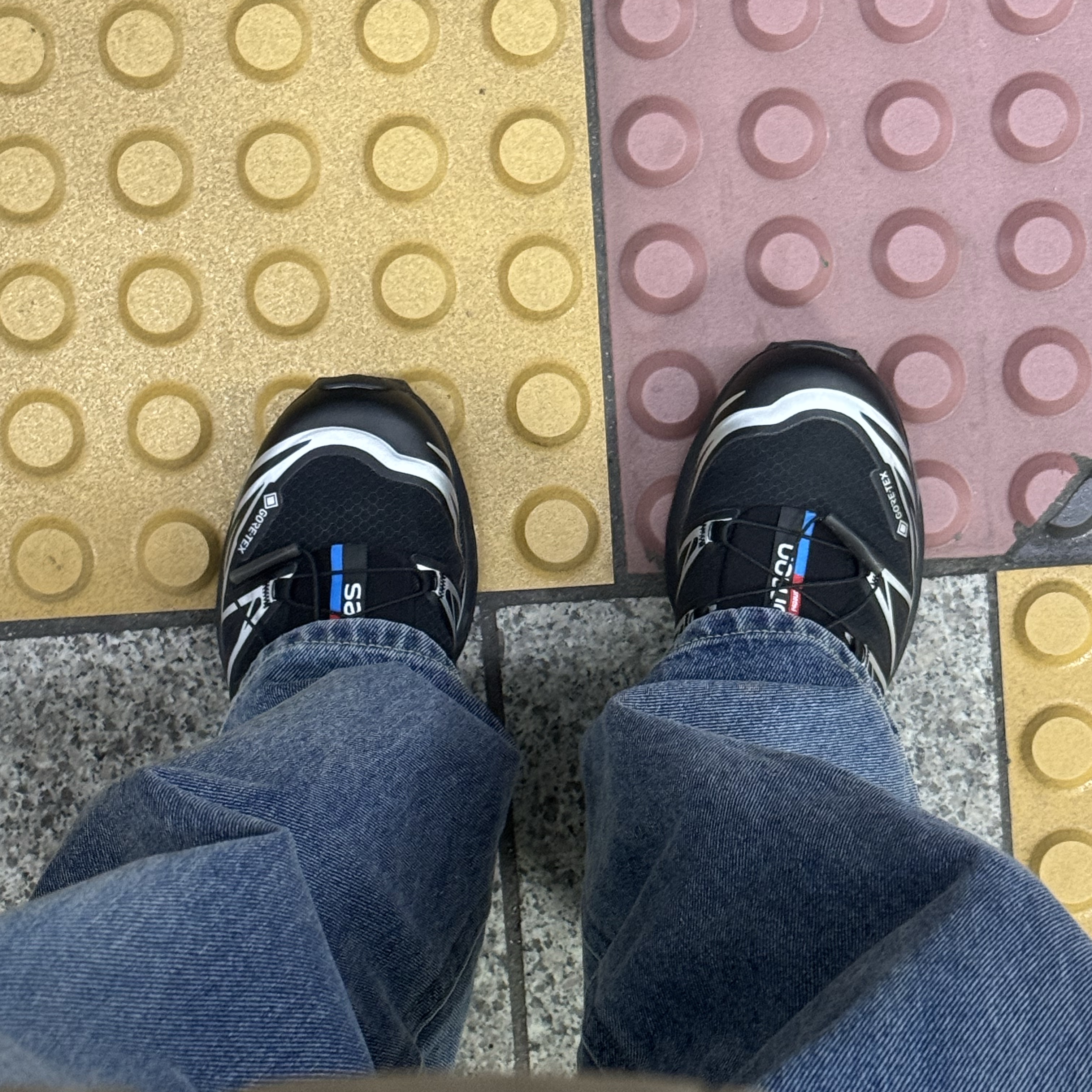 Salomon XT-6 GTX Black Silver 착용 스타일 - 2